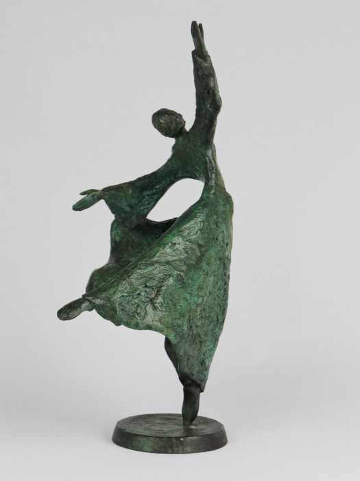 Unleserlich signiert20.Jh., Bronze, grün patiniert, vollplastische Figur einer tanzenden - Bild 5 aus 10