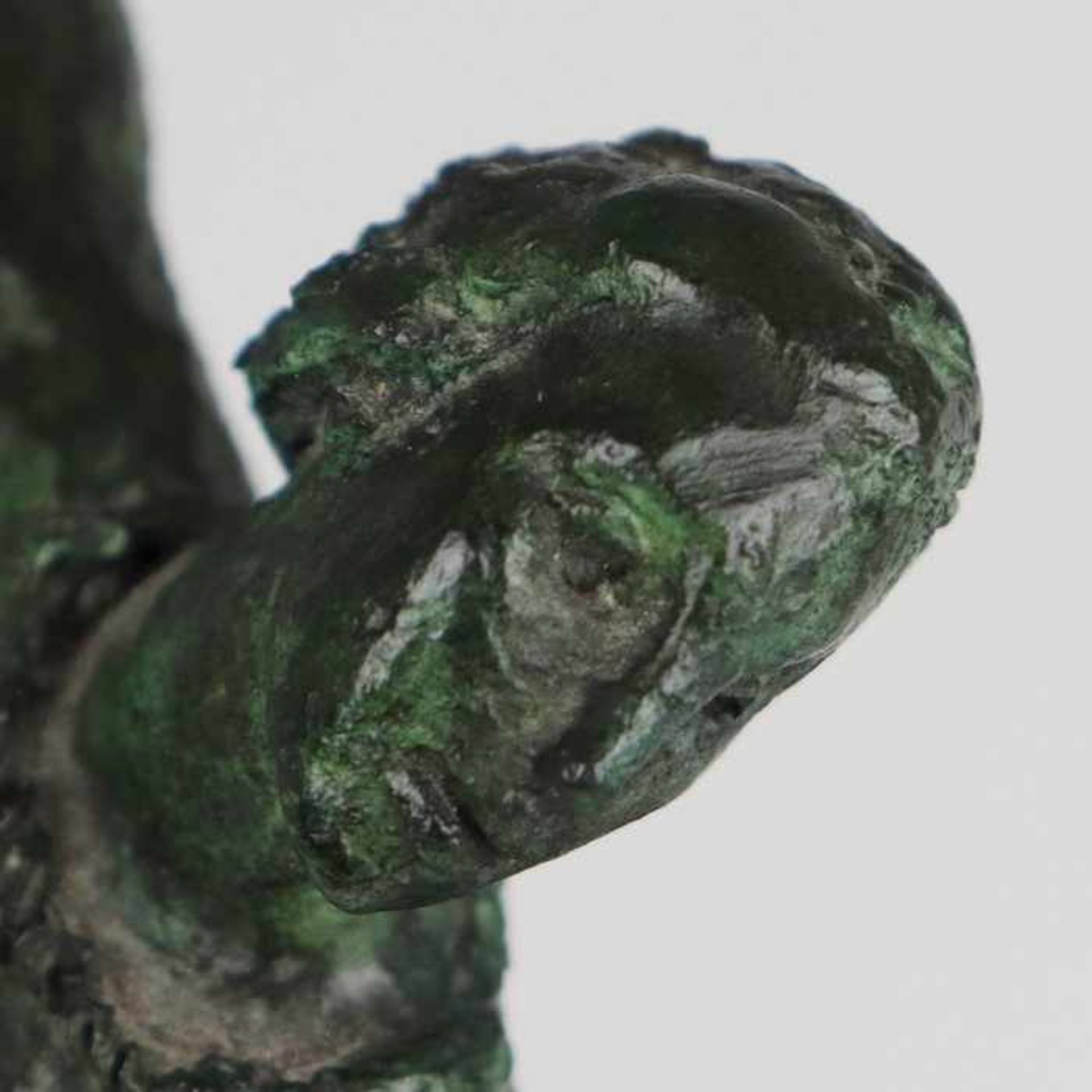 Unleserlich signiert20.Jh., Bronze, grün patiniert, vollplastische Figur einer tanzenden - Bild 10 aus 10