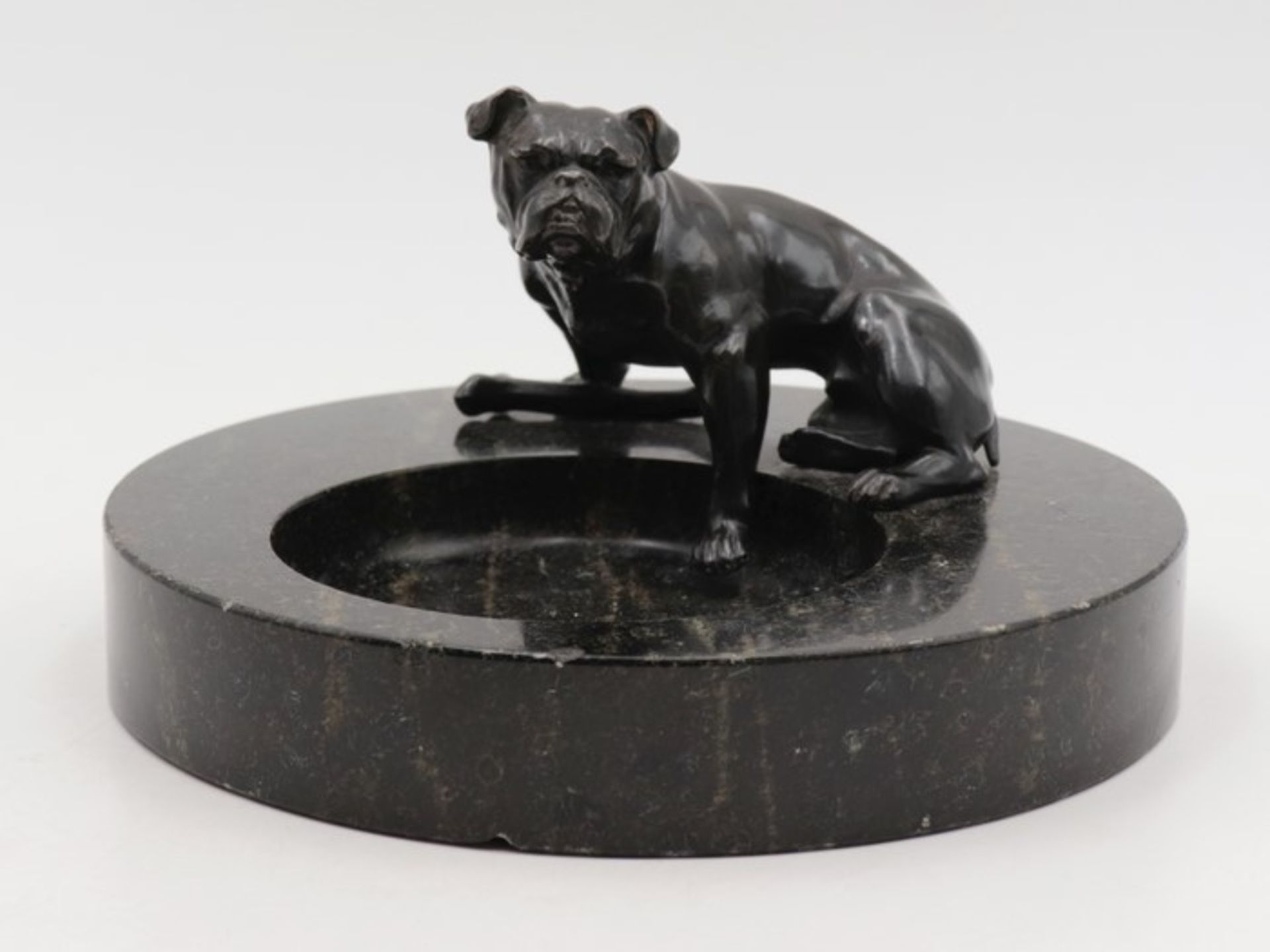 Vide Poche - Tierplastikum 1920, schwarze runde Marmorschale, seit. aufgesetzte Bronzefigur, Hund m.