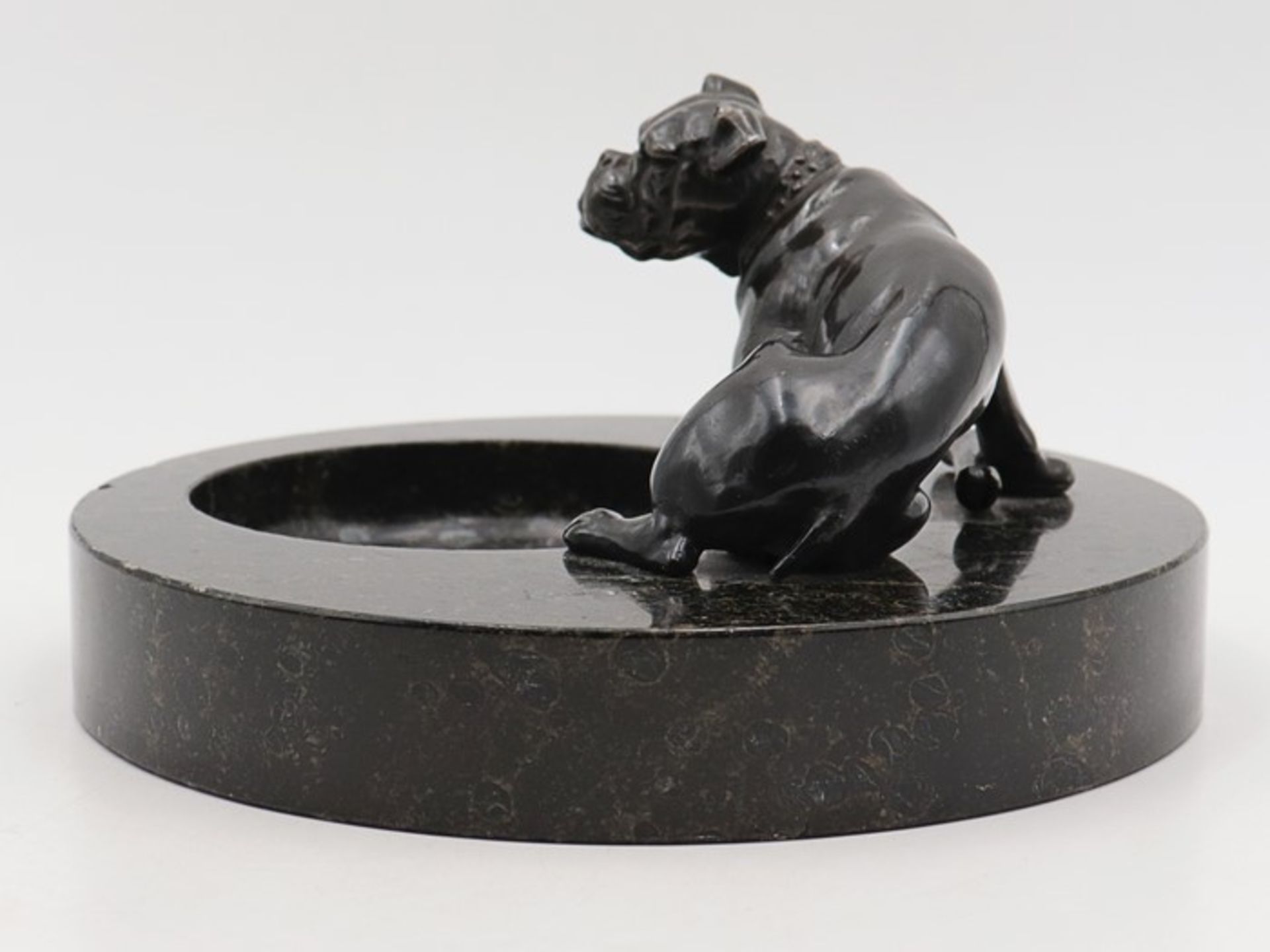 Vide Poche - Tierplastikum 1920, schwarze runde Marmorschale, seit. aufgesetzte Bronzefigur, Hund m. - Bild 2 aus 4