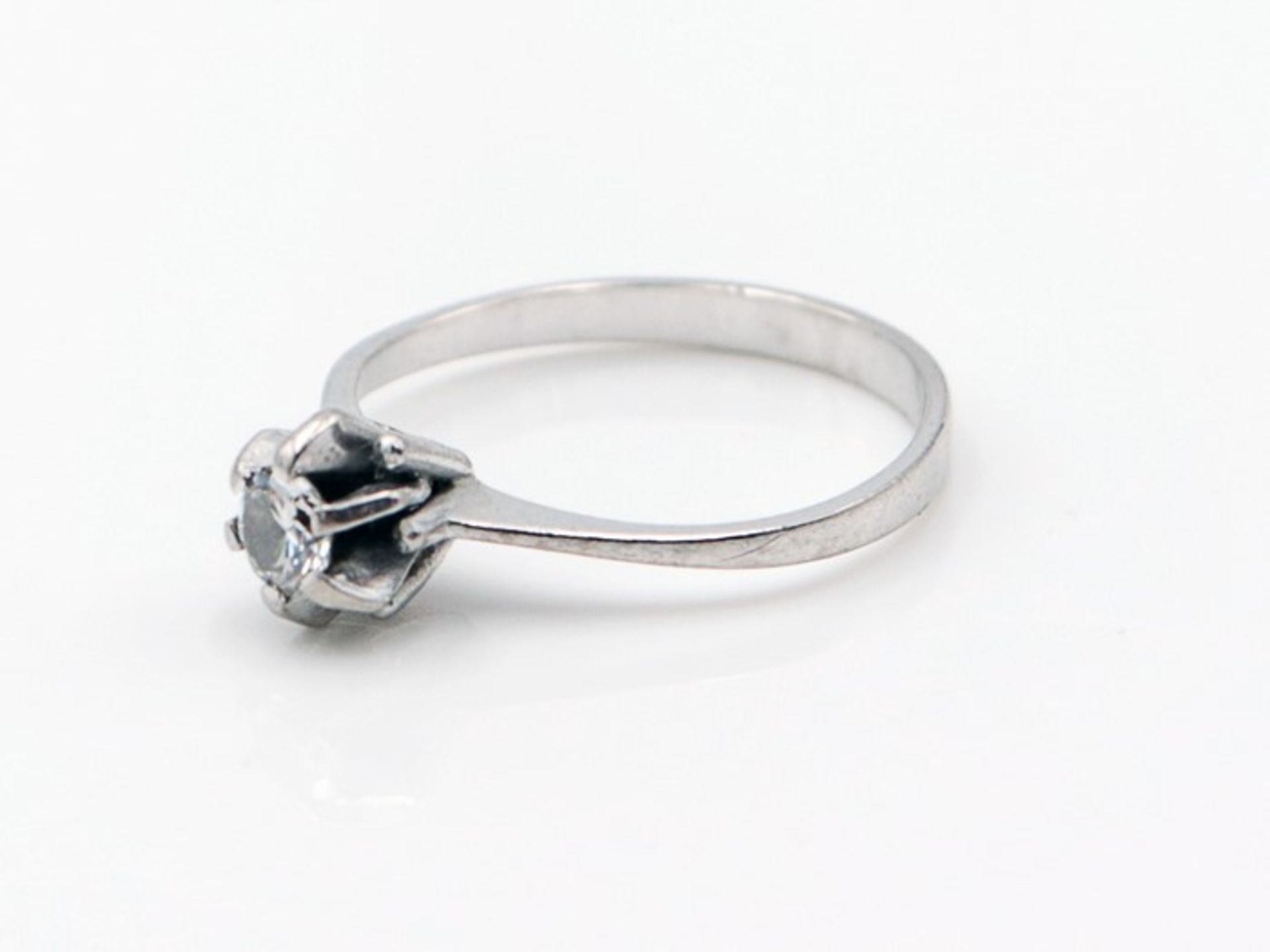 Diamant - DamenringWG 750, floraler Ringkopf besetzt mit einem Diamant, ca.0,18ct, RW56, Gca.2,