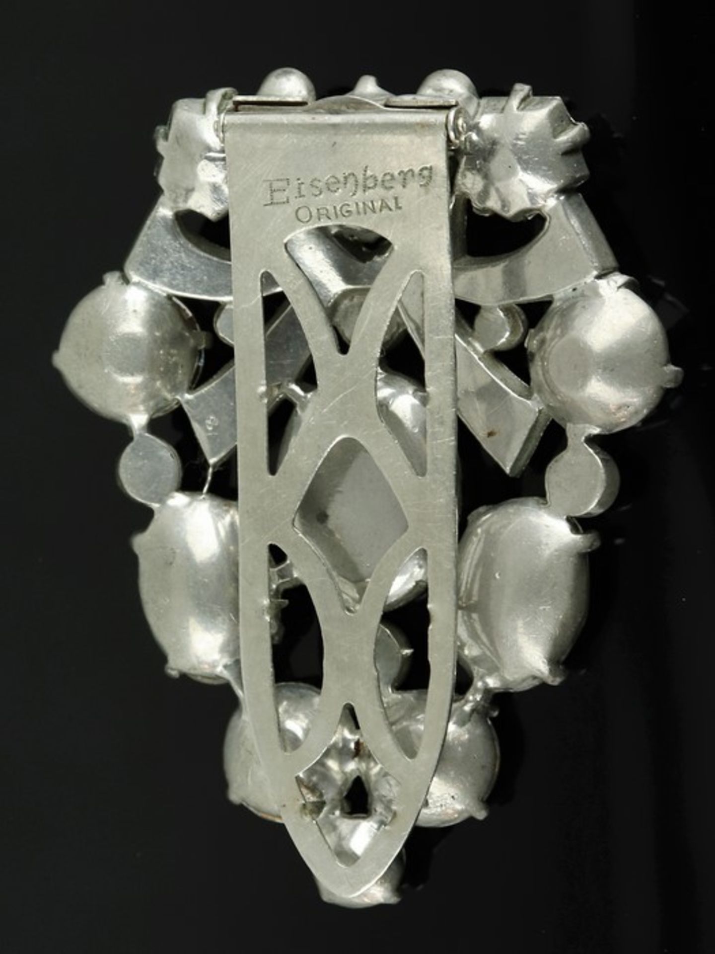 Eisenberg - KleiderclipUSA, um 1930-1945, Metall, gem. "Eisenberg Original", gr. Tropfenform mit - Bild 2 aus 2