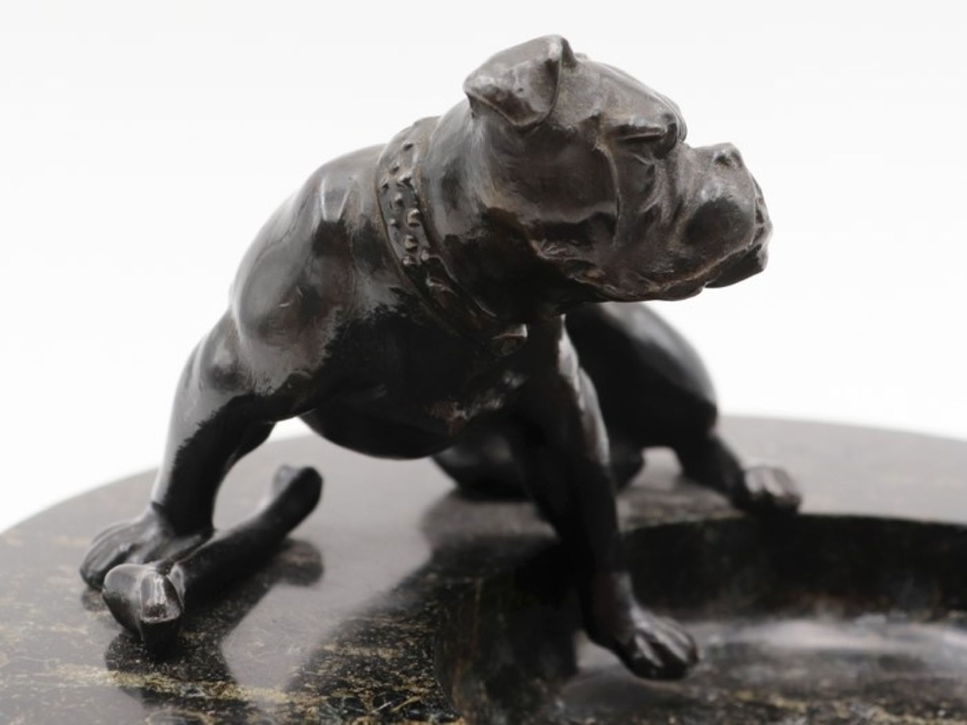 Vide Poche - Tierplastikum 1920, schwarze runde Marmorschale, seit. aufgesetzte Bronzefigur, Hund m. - Bild 4 aus 4