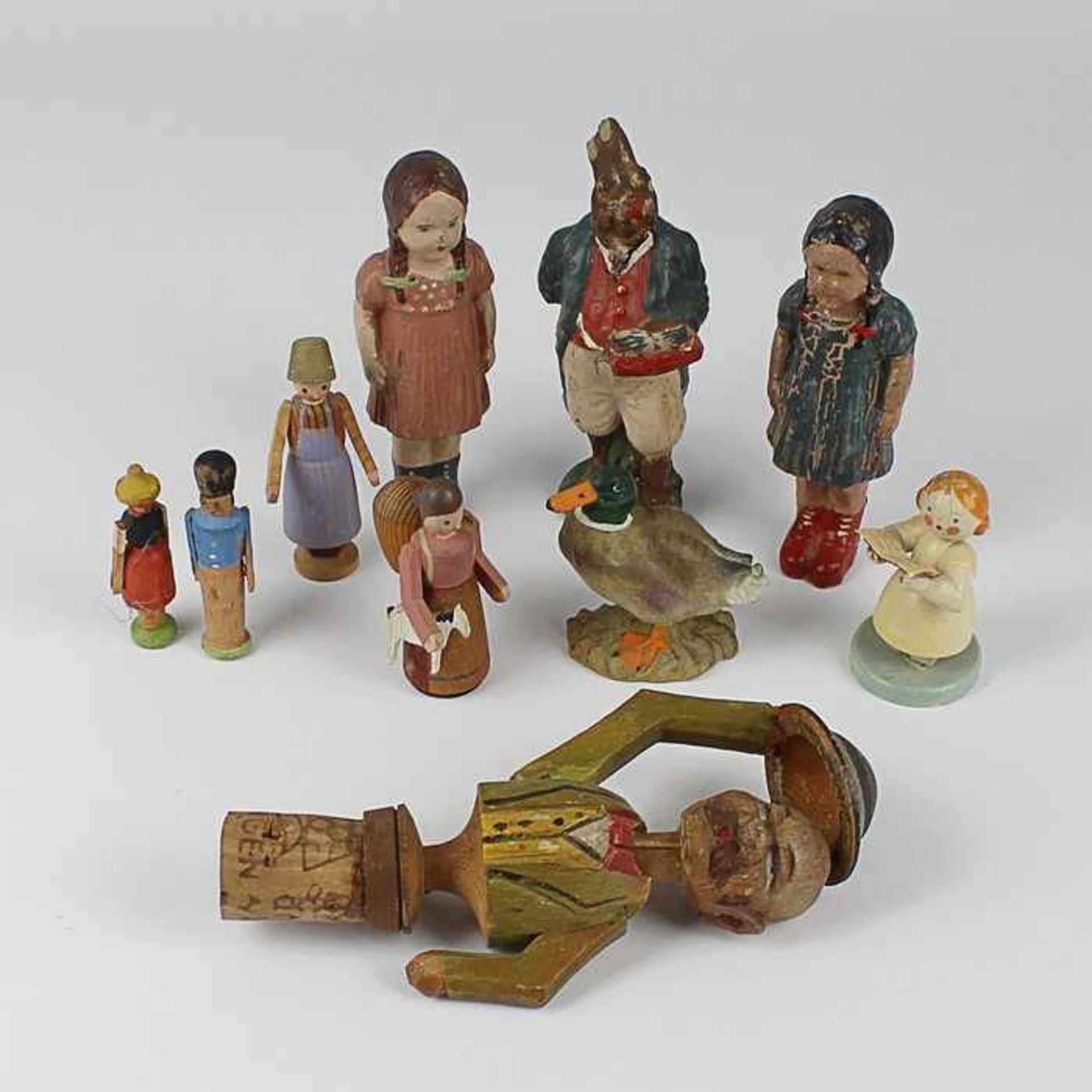 Figuren - Konvolutab um 1900, 3x Ton/Masse, bemalt, 2 Mädchen u. 1 Hase, farbig gefasst; 5x