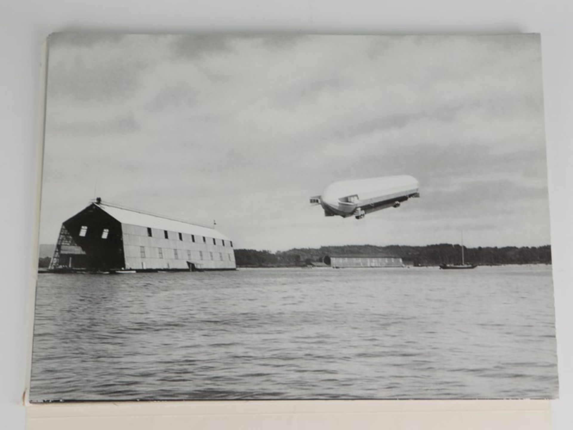 Zeppelin - Fotografien"Erinnerung an die Zeit der Luftschiffahrt: Eine Serie der schönsten - Bild 3 aus 4