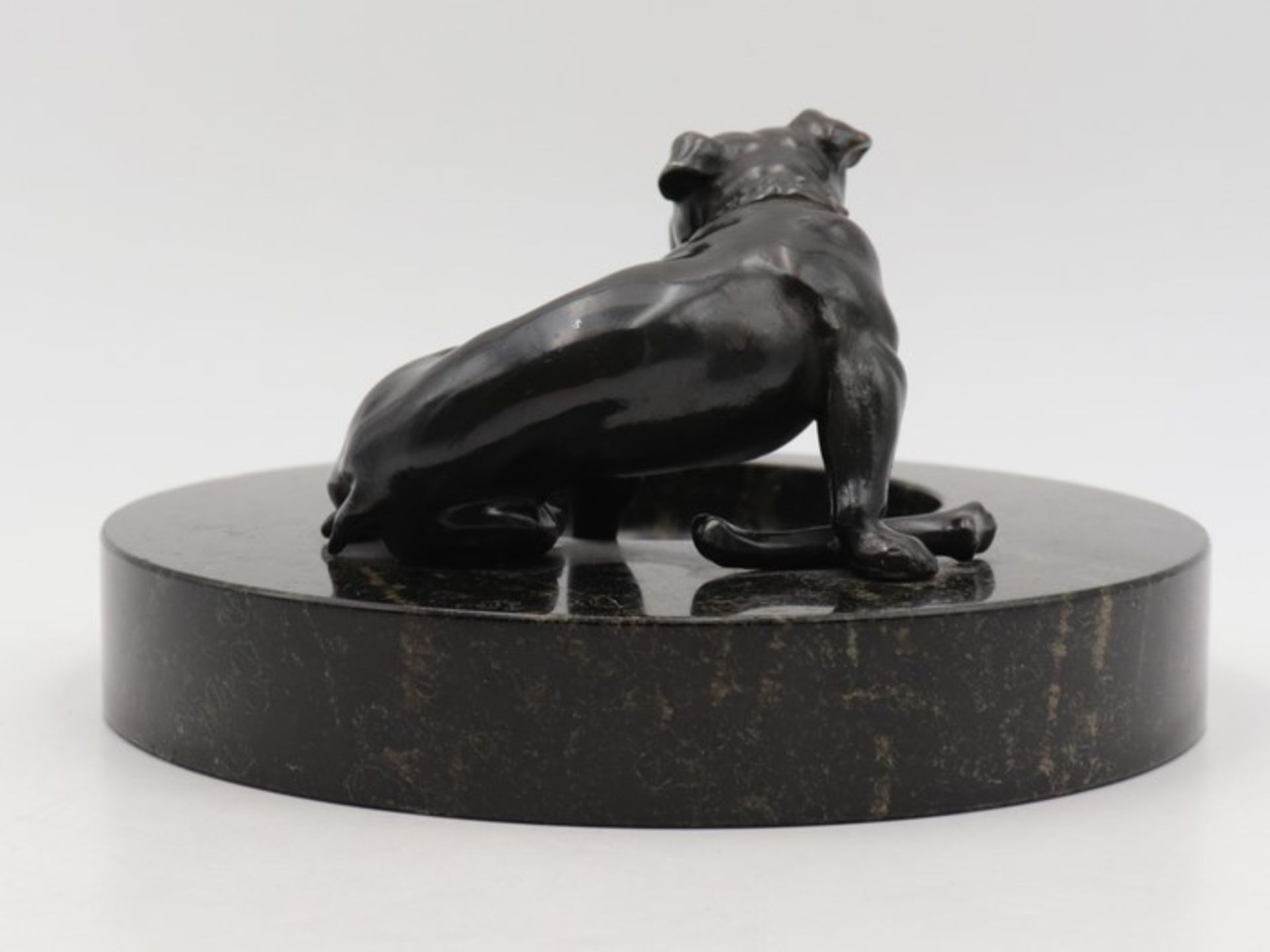 Vide Poche - Tierplastikum 1920, schwarze runde Marmorschale, seit. aufgesetzte Bronzefigur, Hund m. - Bild 3 aus 4