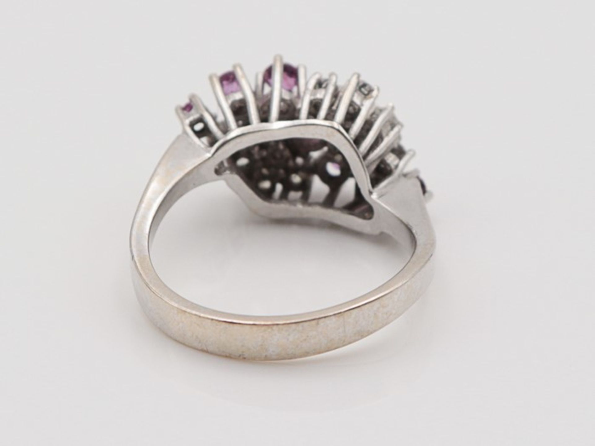 Diamant/Rubin - DamenringWG 585, wellenförmiger Ringkopf besetzt mit Diamanten, zus.ca.0,36ct, sowie - Bild 2 aus 2