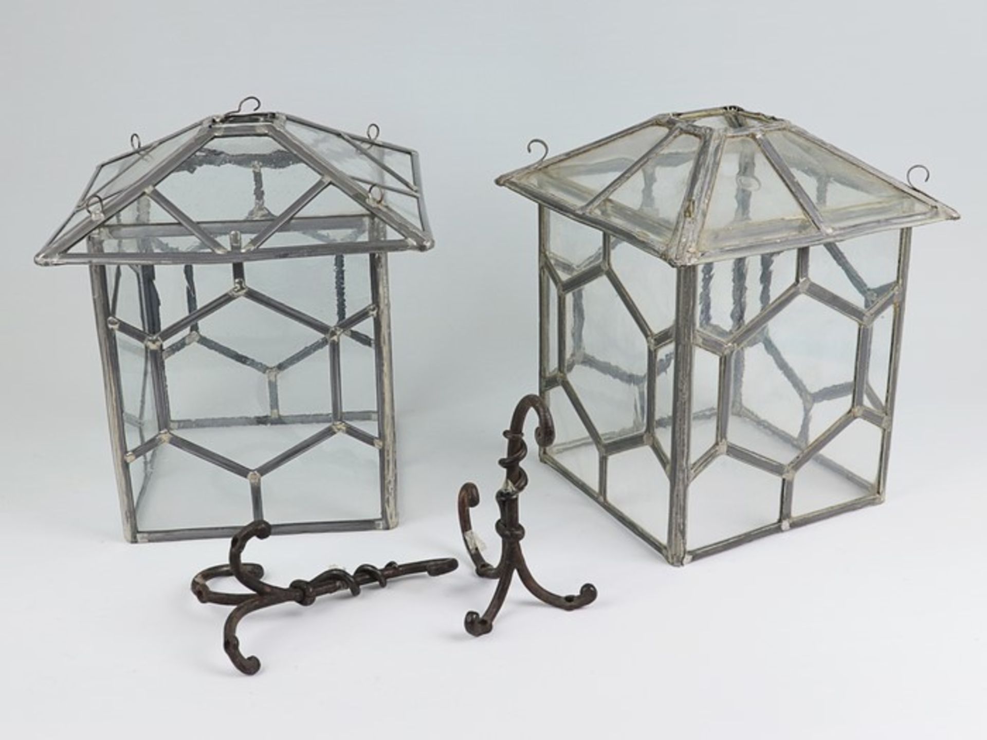 Deckenlaternen - PaarMetall/Glas, bleiverglaster Korpus, gitterförmiger polygonaler Bleidekor,