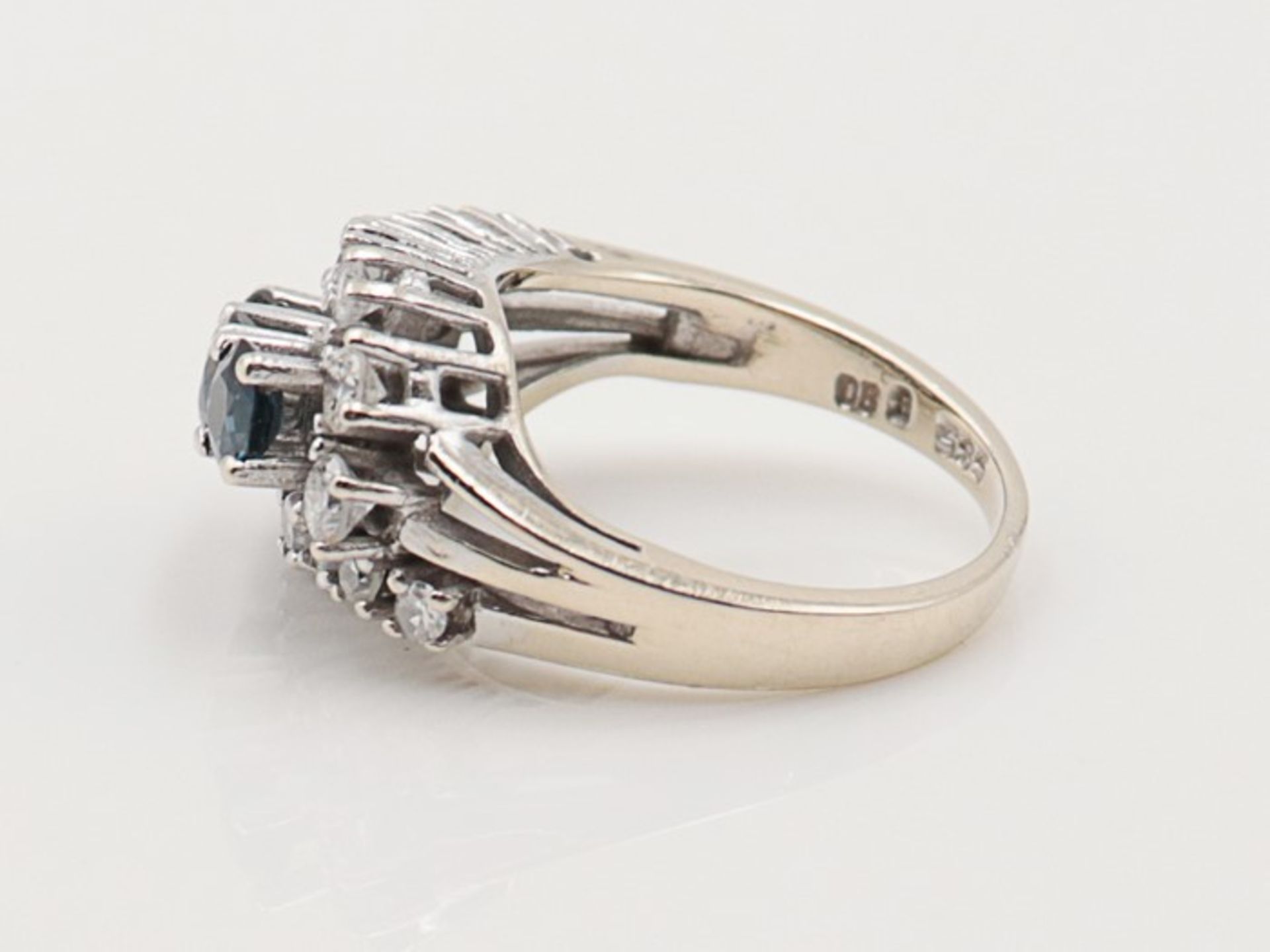 Diamant/Saphir - DamenringWG 585, wellenförmiger, durchbrochener Ringkopf, besetzt mit 3 Saphiren u. - Bild 3 aus 4