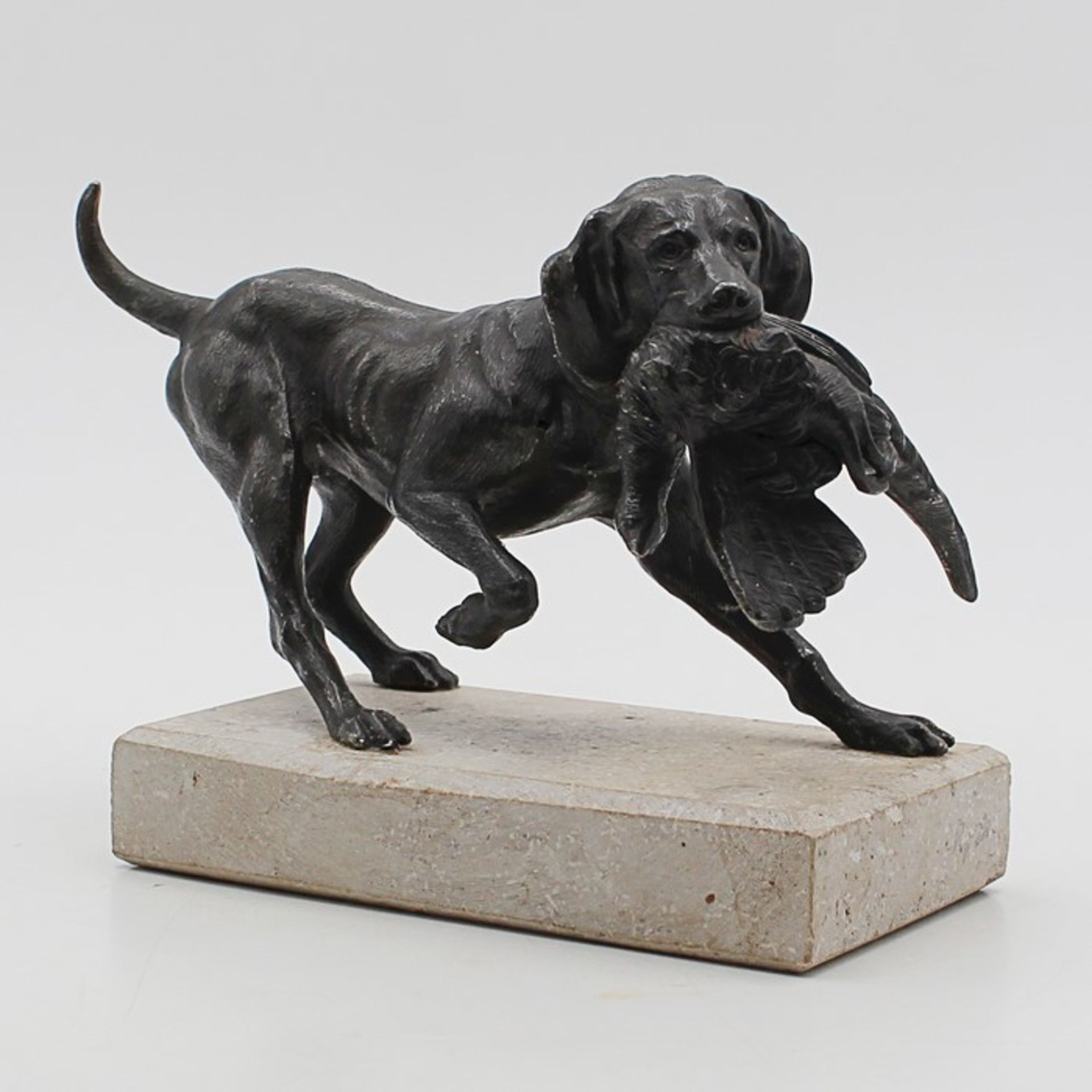 Tierplastikum 1900, Metall, patiniert, vollplastische Figur eines Hundes einen Fasan im Maul