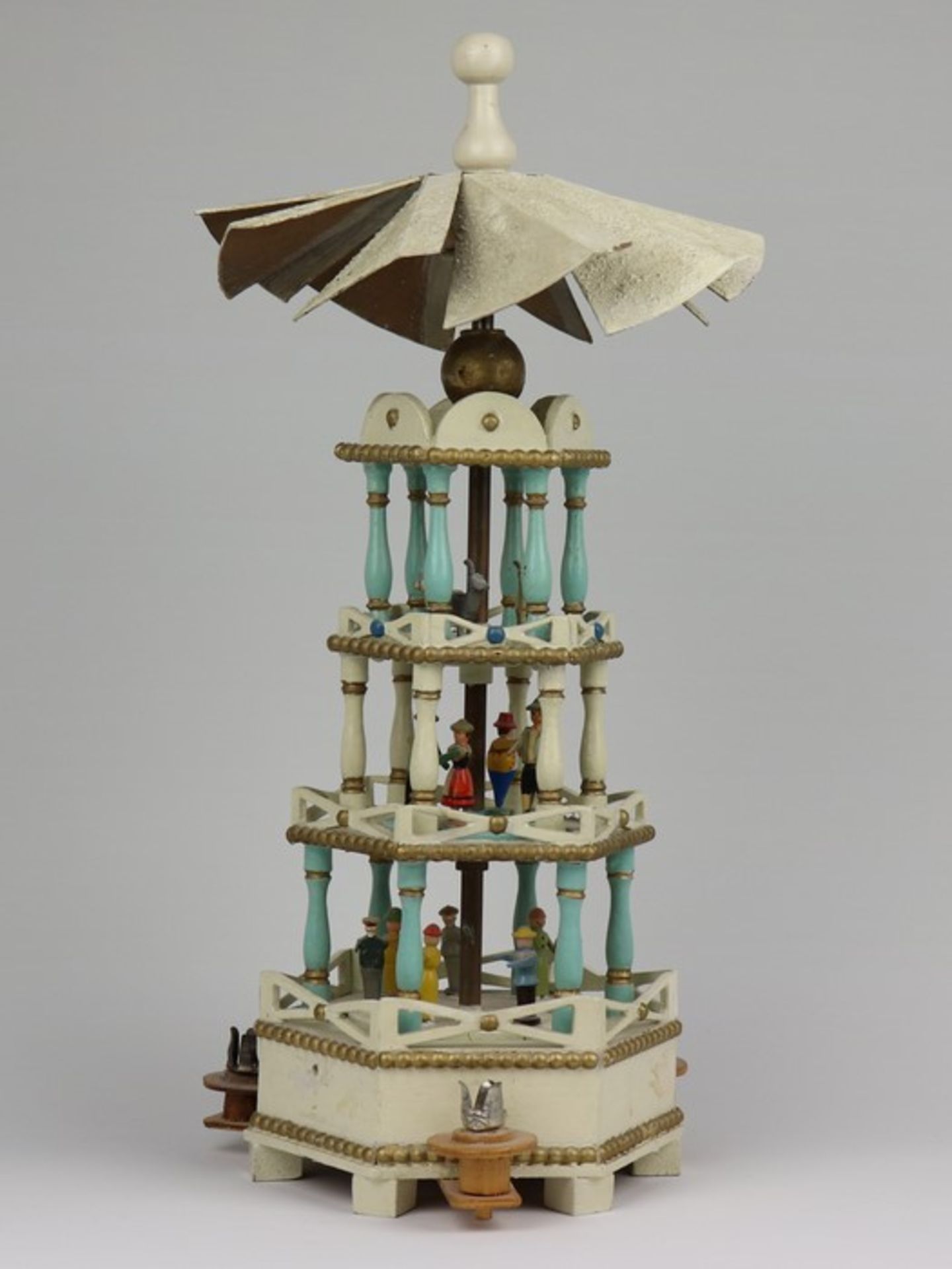 Erzgebirge - Tischpyramideum 1930, Holz, gedrechselt, Pappe, 3 Etagen, weiß, blau u. gold gefasst,