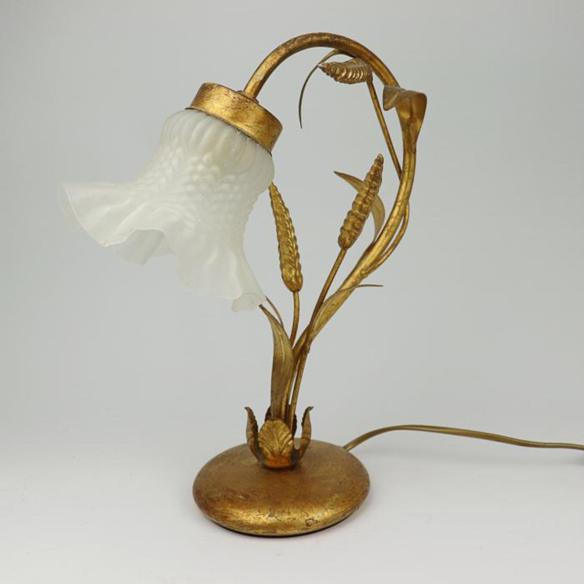 Tischlampe1950er J., goldfarbenes Metall/Glas, Rundfuß, geschwungener Arm m. vollplastischen