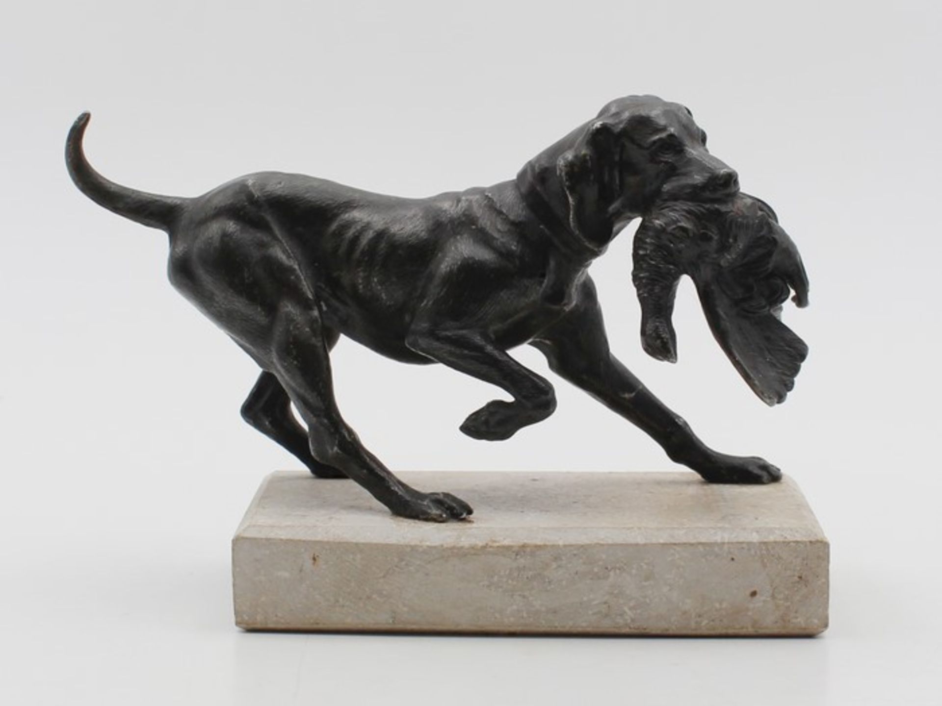 Tierplastikum 1900, Metall, patiniert, vollplastische Figur eines Hundes einen Fasan im Maul - Bild 2 aus 5