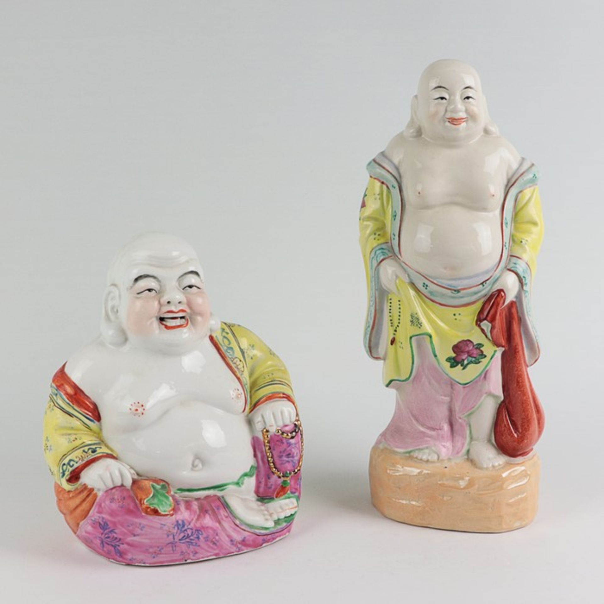 Porzellanfiguren2 St., 20.Jh., China, tlw. gem., Porzellan, polychrom bemalt, versch. lachende