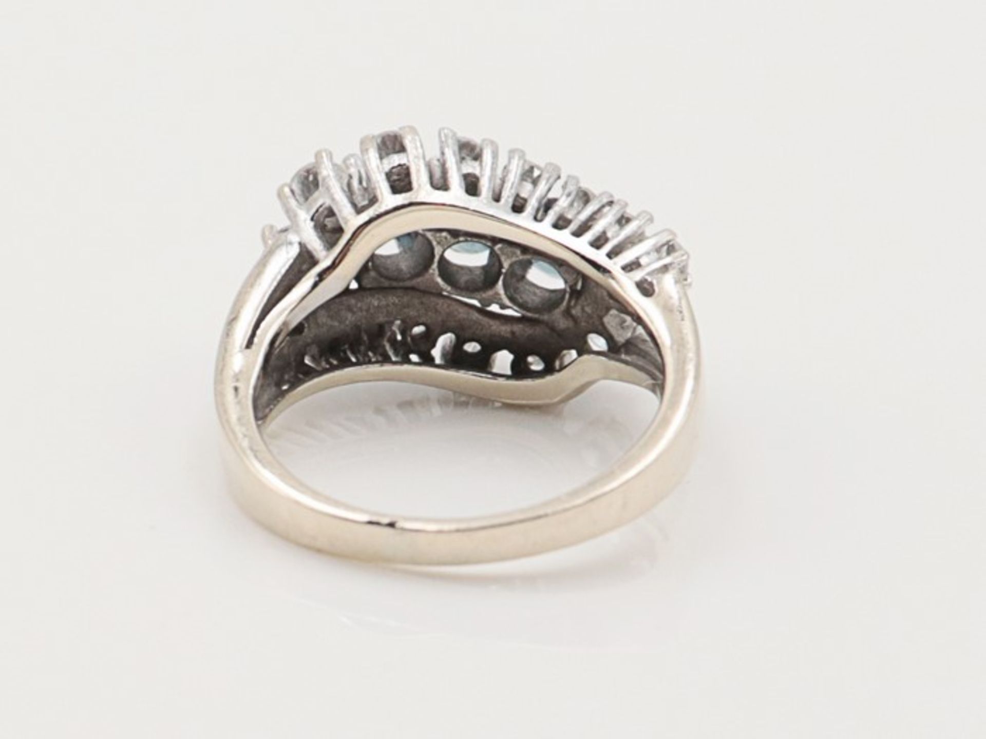 Diamant/Saphir - DamenringWG 585, wellenförmiger, durchbrochener Ringkopf, besetzt mit 3 Saphiren u. - Bild 4 aus 4