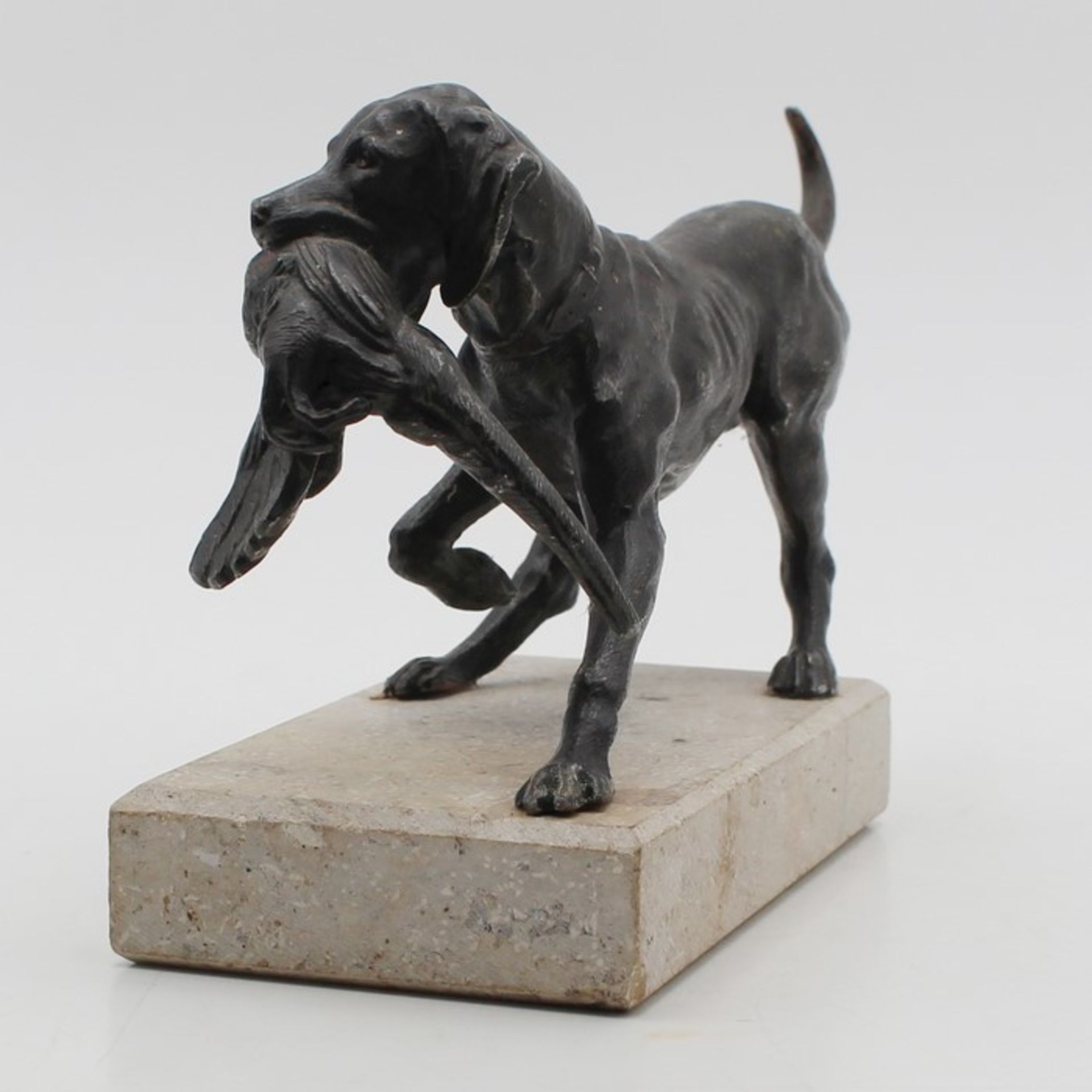 Tierplastikum 1900, Metall, patiniert, vollplastische Figur eines Hundes einen Fasan im Maul - Bild 3 aus 5