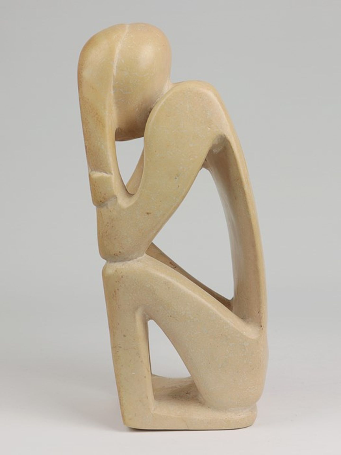 Shona-Skulptur20.Jh., Simbabwe, heller Stein, vollplastische Figur eines sitzenden Denkers, - Bild 2 aus 2