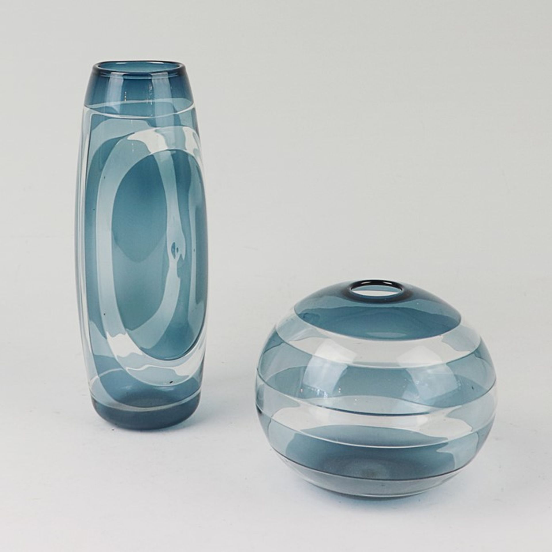 Vasen2 St., farbloses dünnw. Glas, runder Stand, kugelförmiger u. leicht gebauchter zylindrischer