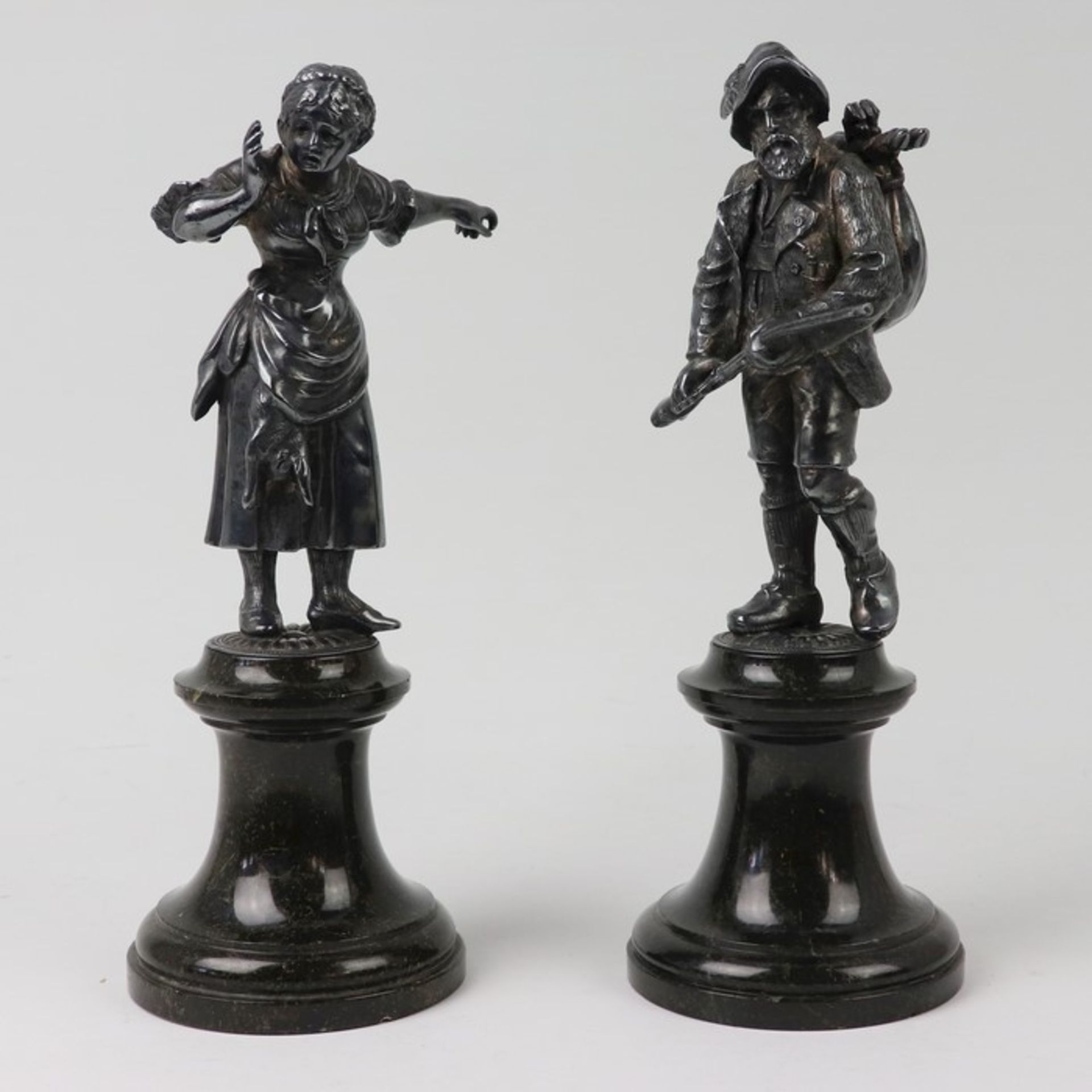 Figurenpaarum 1910/20, Metall, versi., 2 vollplastische Figuren, Jäger m. Beute, Magd m. Hasen,