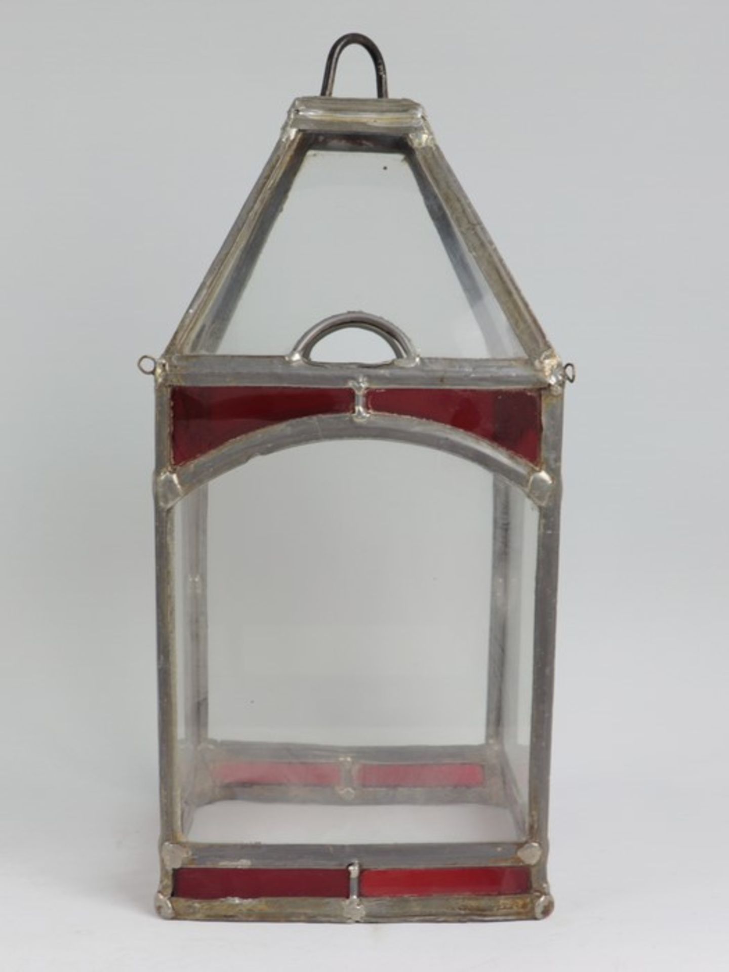 DeckenlaterneMetall/Glas, bleiverglaster Korpus, quadratische Form, partiell rote Glaselemente, - Image 2 of 3