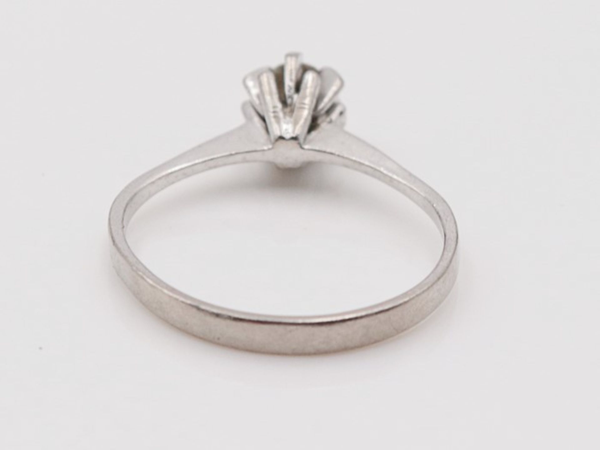 Diamant - DamenringWG 750, floraler Ringkopf besetzt mit einem Diamant, ca.0,18ct, RW56, Gca.2, - Bild 4 aus 4