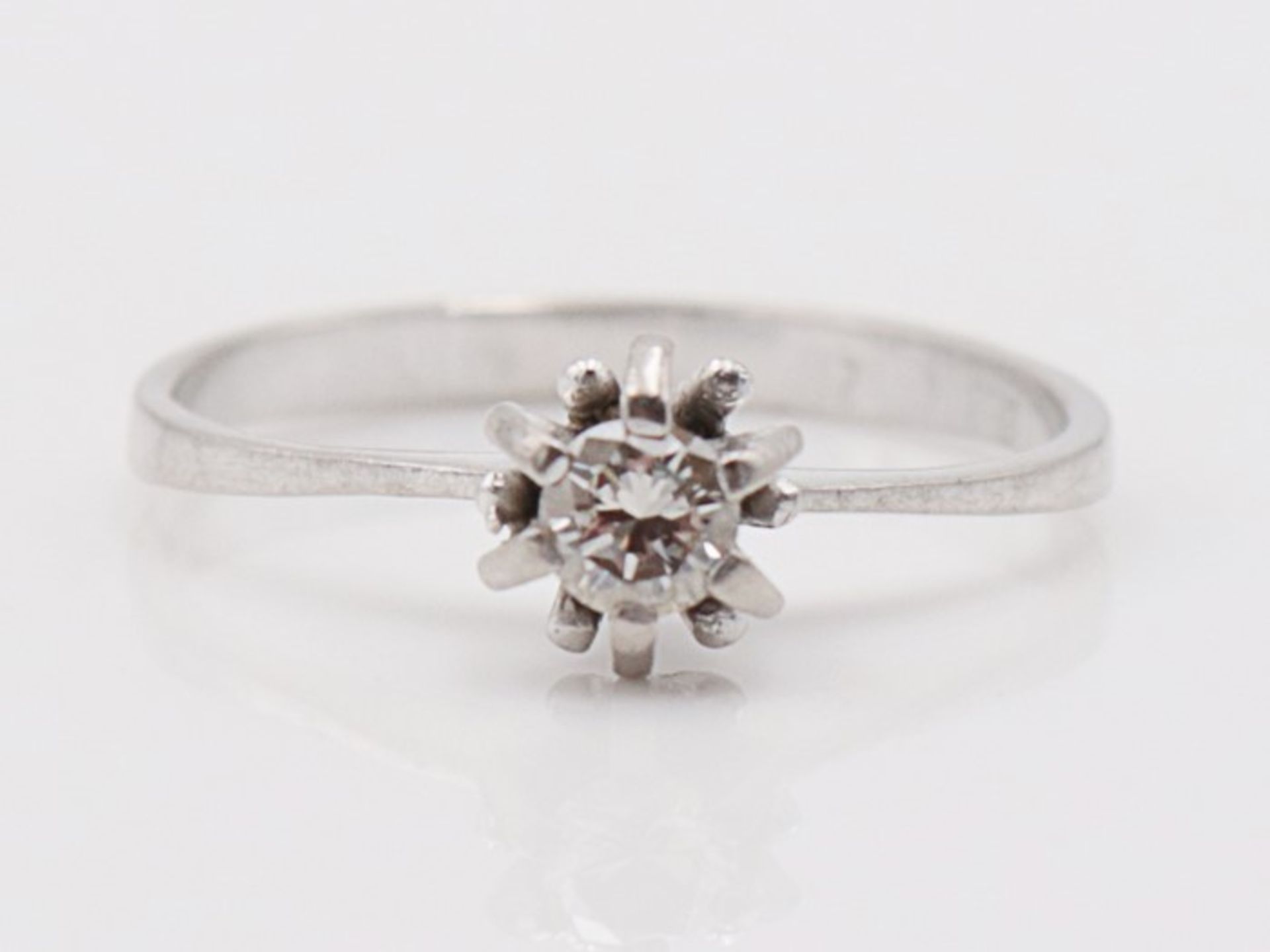 Diamant - DamenringWG 750, floraler Ringkopf besetzt mit einem Diamant, ca.0,18ct, RW56, Gca.2, - Bild 2 aus 4