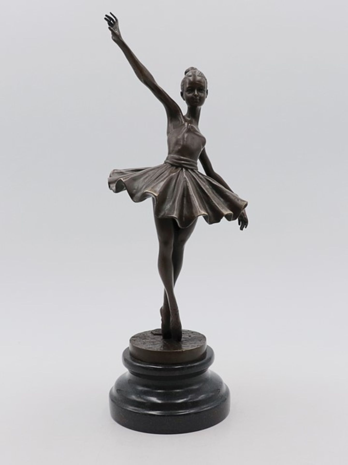 Miler - FrankreichBronze, patiniert, vollplastische Figur einer Prima Ballerina, am Stand sign.,