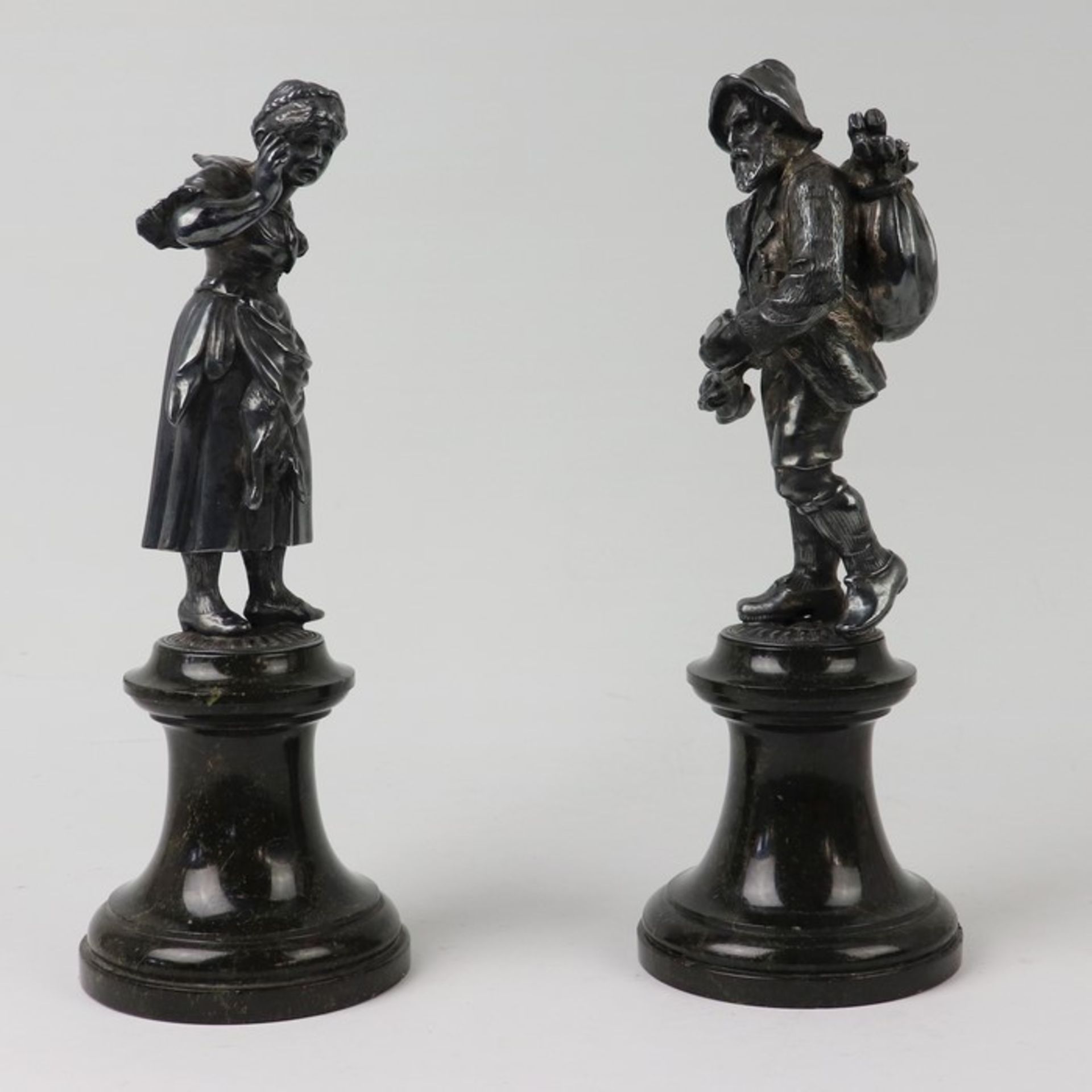 Figurenpaarum 1910/20, Metall, versi., 2 vollplastische Figuren, Jäger m. Beute, Magd m. Hasen, - Bild 2 aus 3