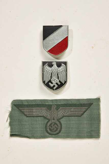 Deutsches Reich 1933 - 1945 - Heer - Uniformen : Army Pith Helmet Insignia.Lot consists of a matched