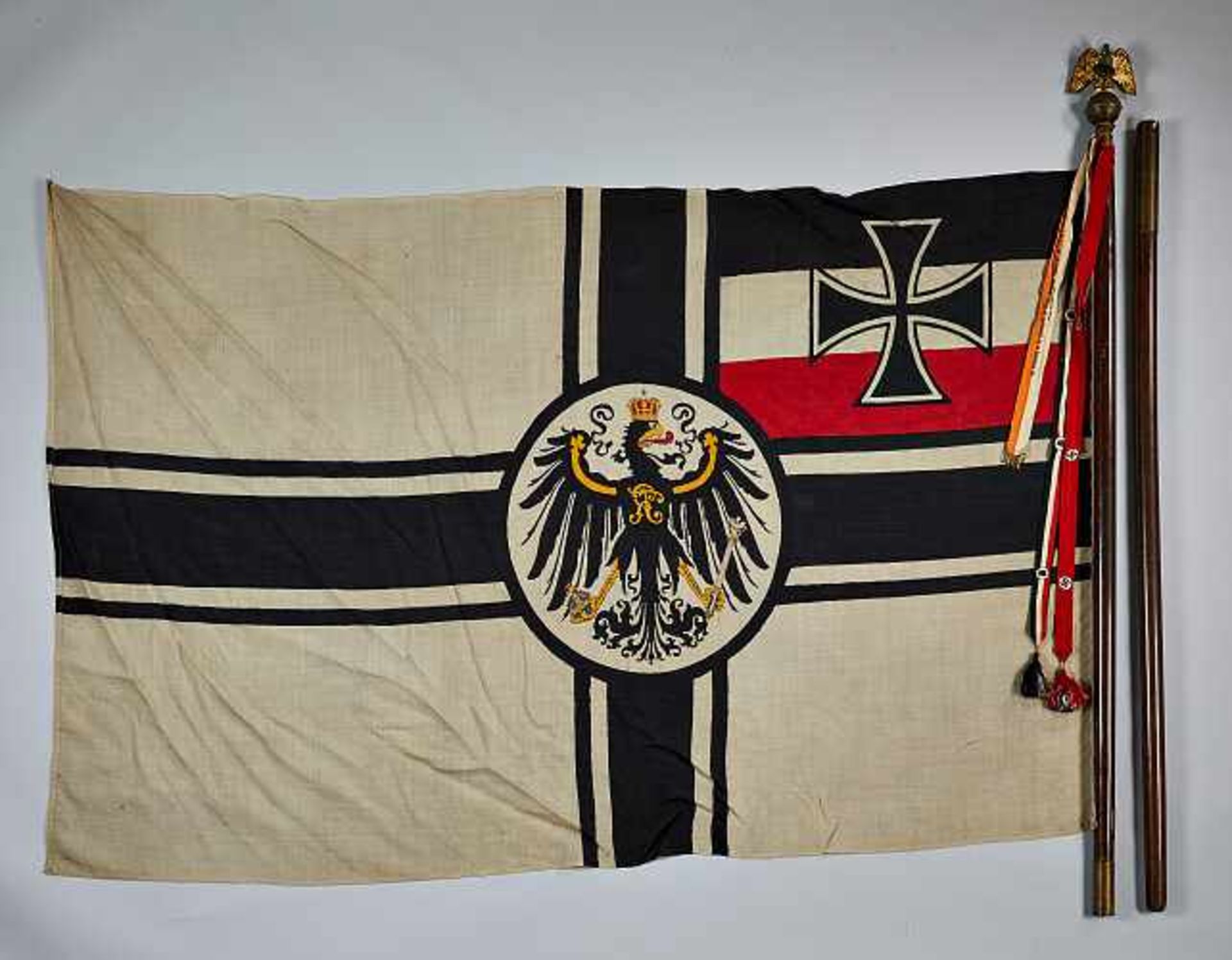 Weimarer Republik - Reichswehr : Reichskriegsflagge.Komplett mit Fahnenbändern eines