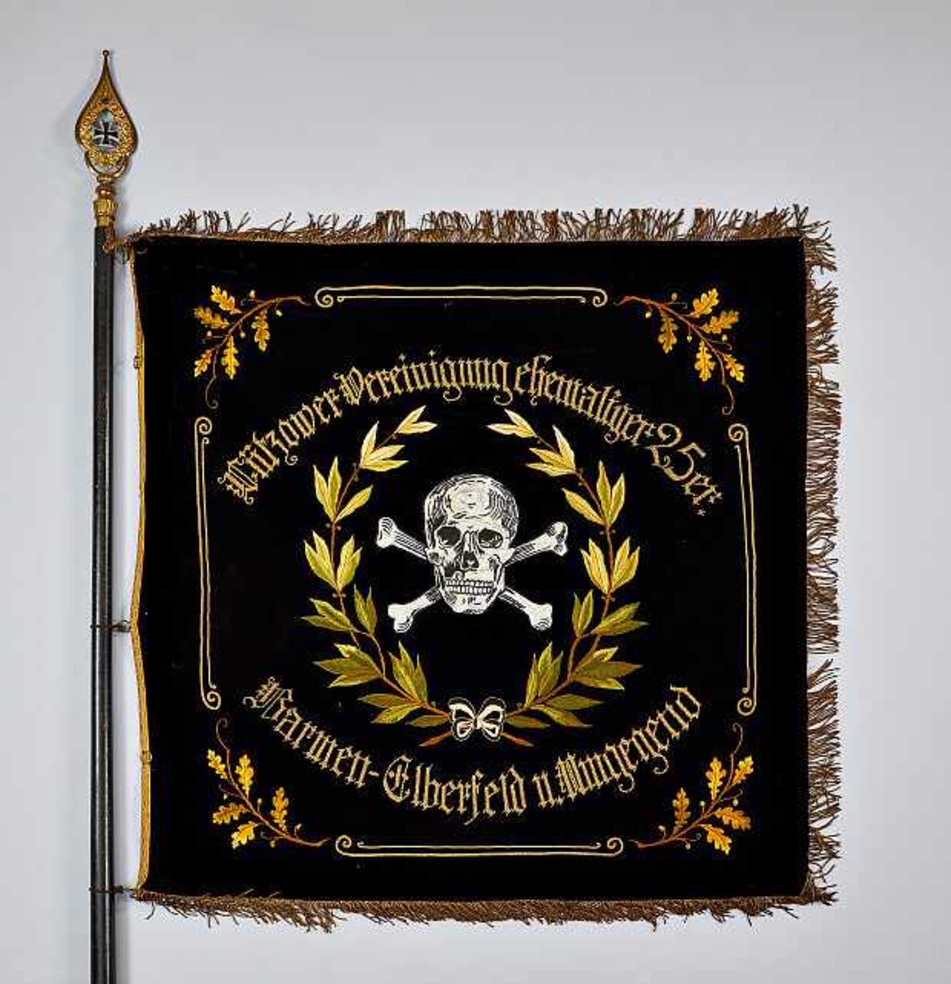 Weimarer Republik - Reichswehr : Veteran's Association Flag.Quality embroidered flag shows light