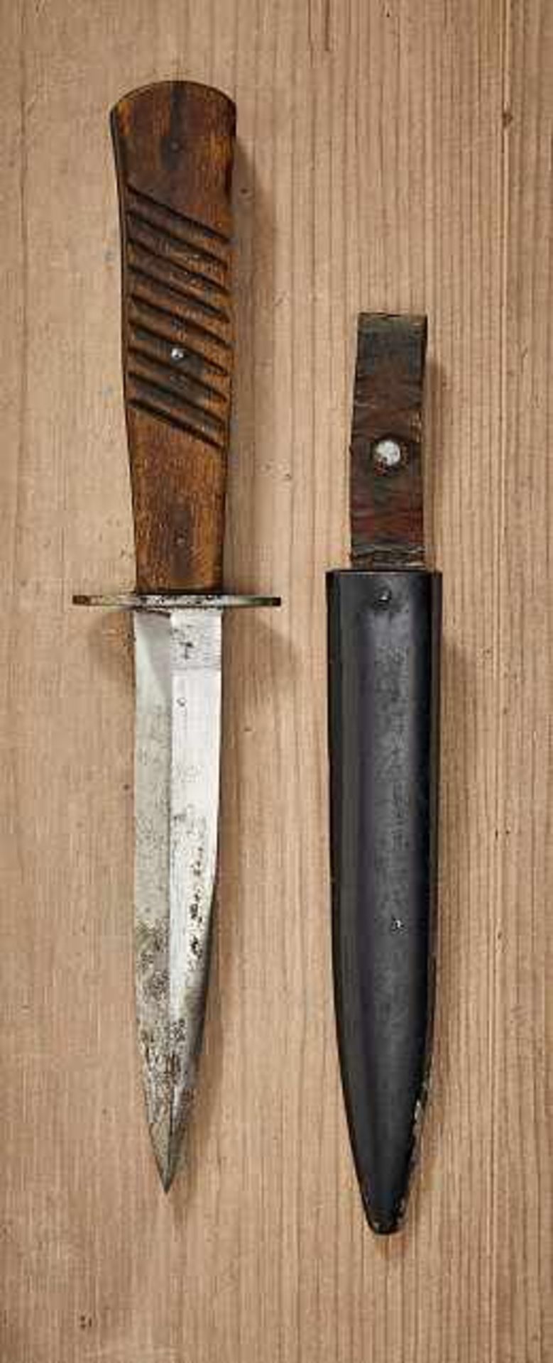 1.Weltkrieg : WWI Close Combat Knife.Unmarked. Hilt features grooved wooden grip with steel blade
