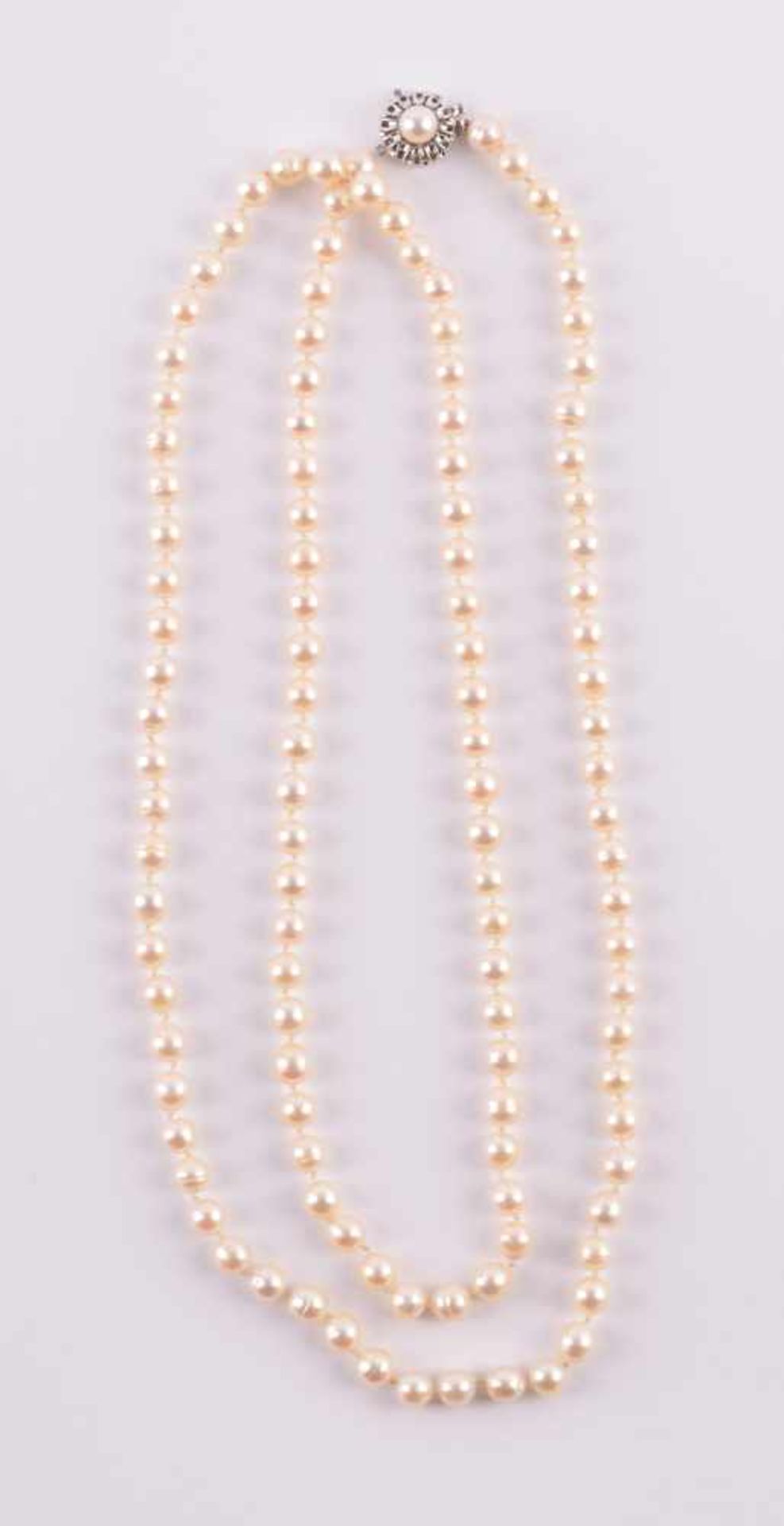 PerlenketteØ 5-6 mm, mit 585/000 WG Verschluß, L: ca. 96 cmPearl necklaceØ 5-6 mm, with 585/000