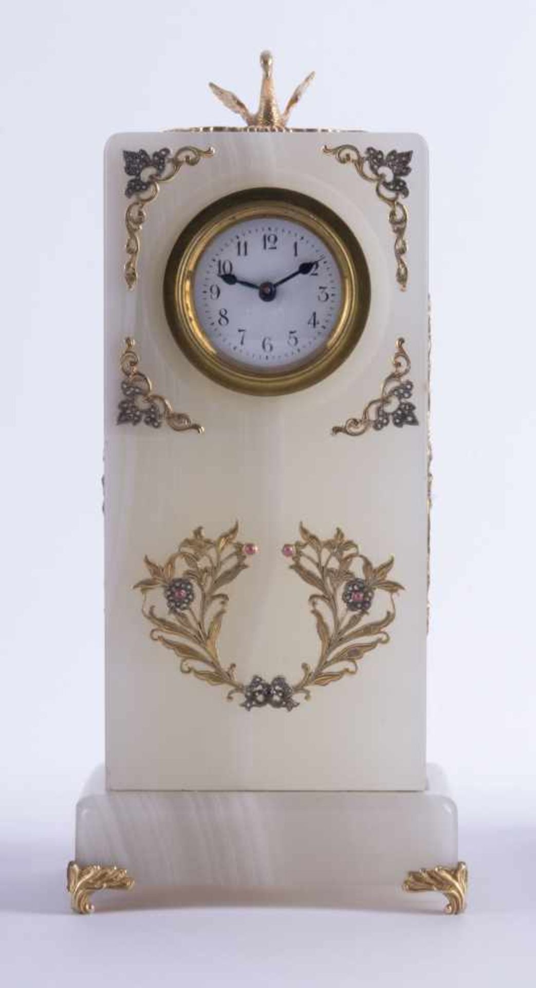Uhr Russland um 1900Onyx-Gehäuse, mit vergoldeten Silber-Applikationen, besetzt mit Diamantrosen und