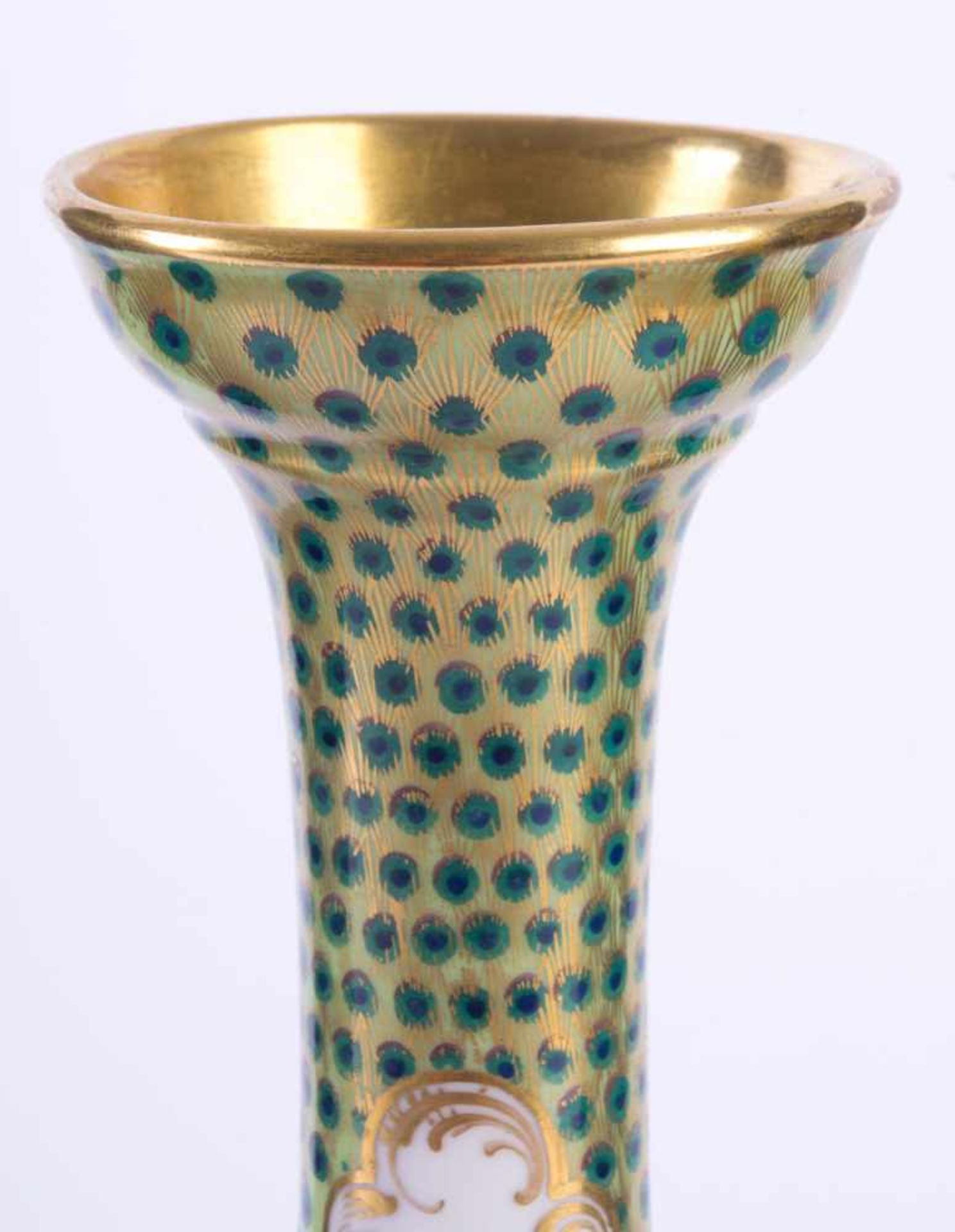 Vase Potschappel Dresdenverziert mit polychromer Malerei und Pfauendekor, reiche Goldstaffage, - Bild 5 aus 6