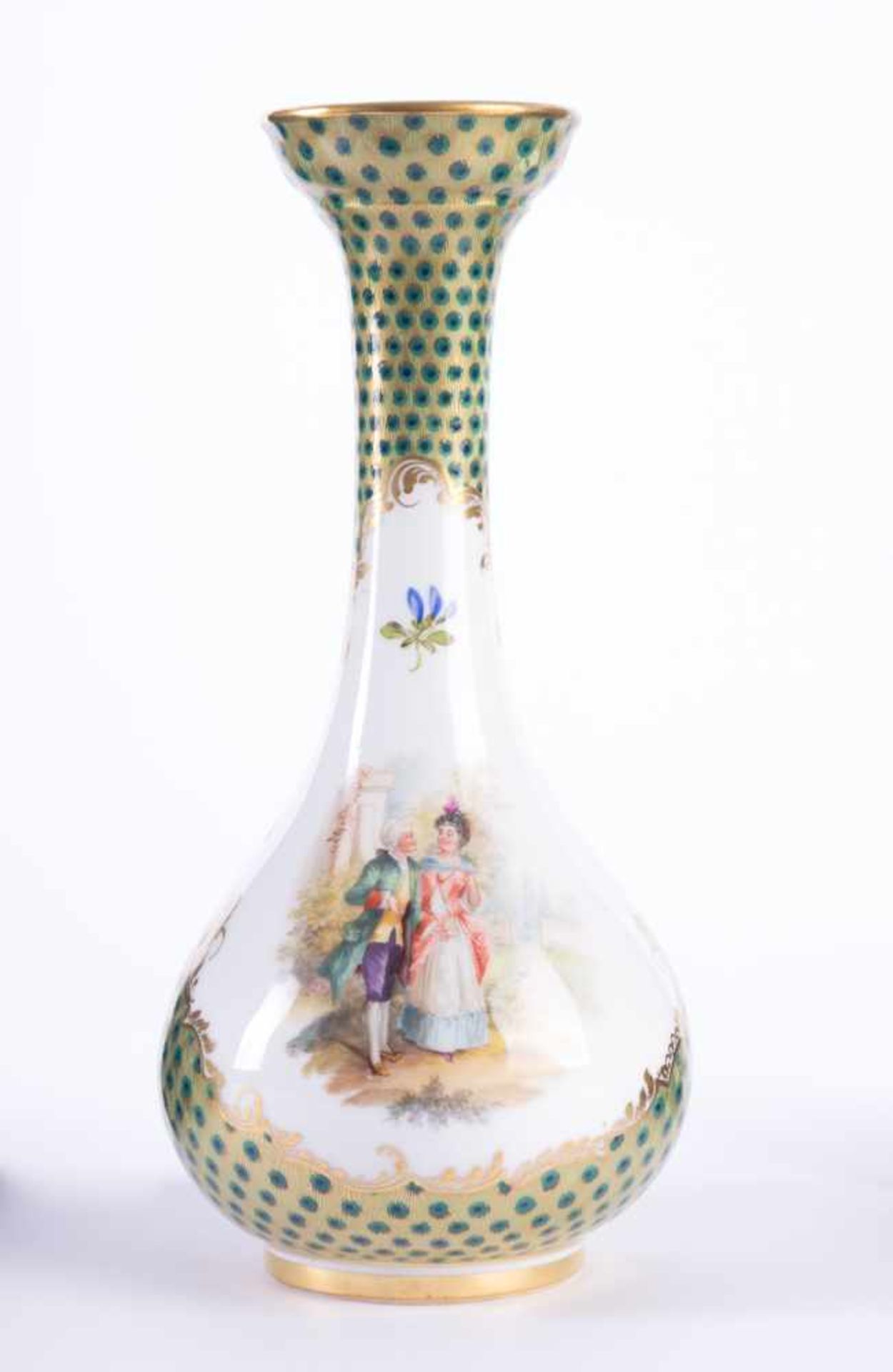 Vase Potschappel Dresdenverziert mit polychromer Malerei und Pfauendekor, reiche Goldstaffage,