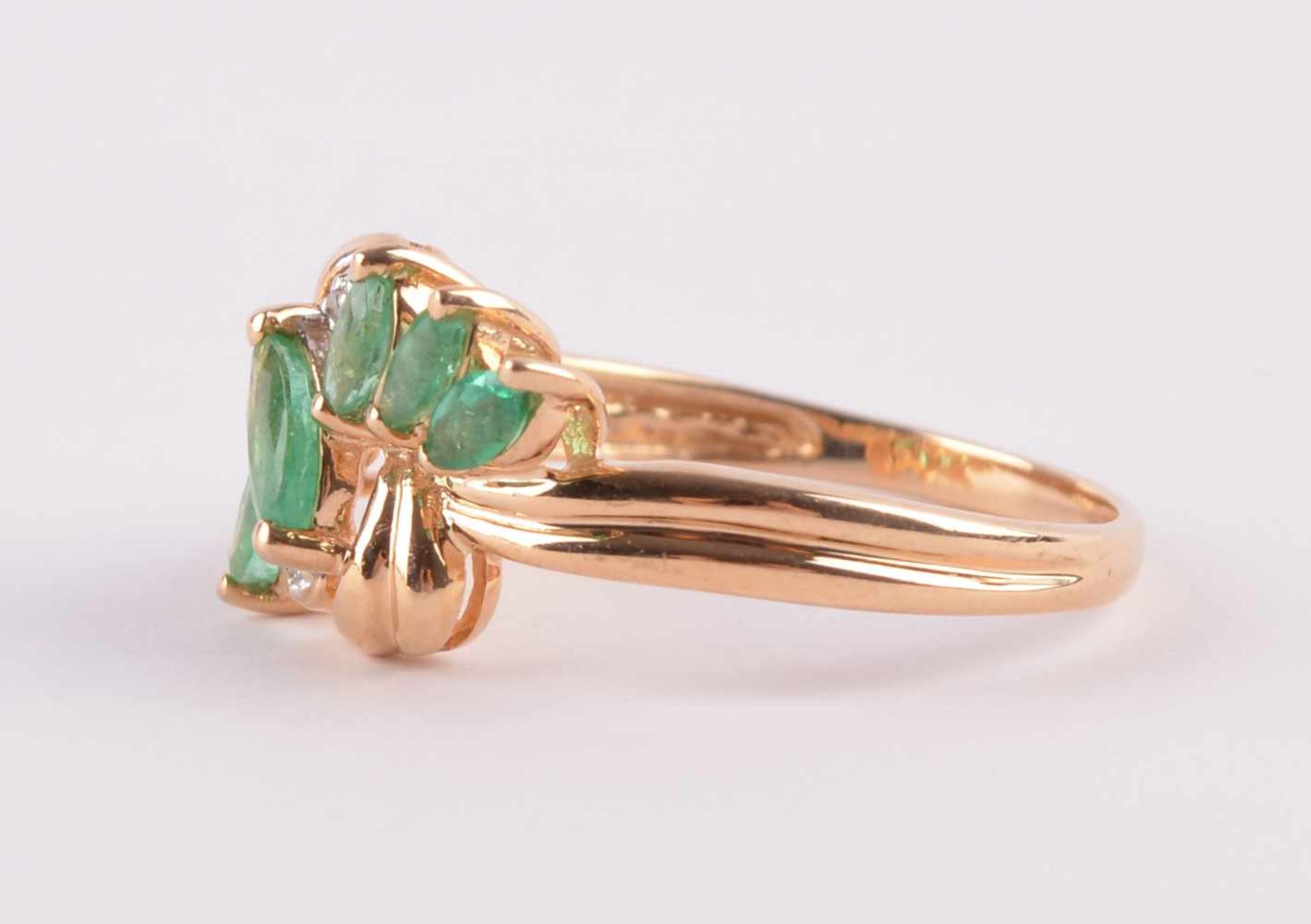 Smaragdring585/000 GG, besetzt mit Smaragden, Gesamtgewicht ca. 3 g, RG ca. 58Emerald ring585/000 - Bild 2 aus 6