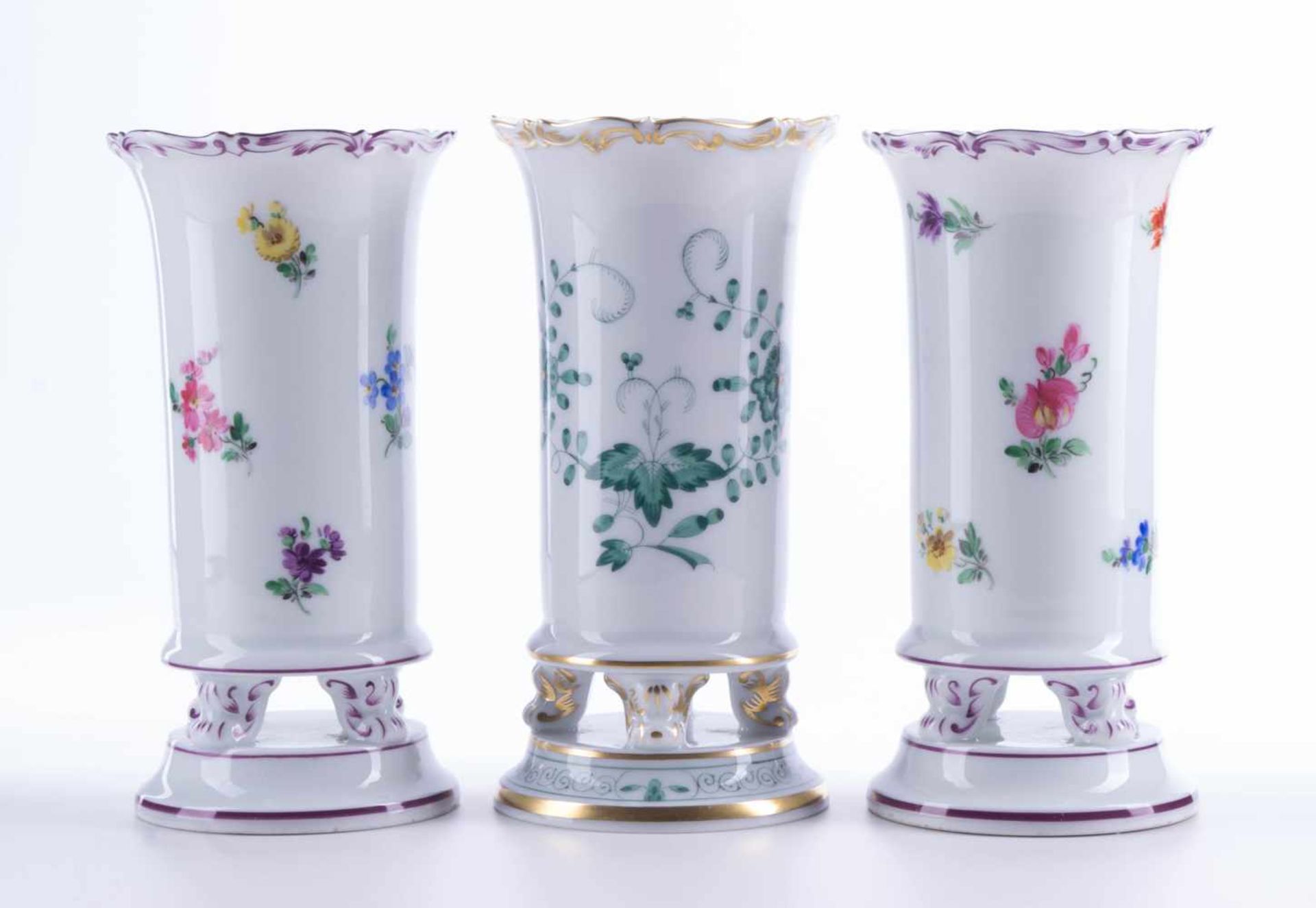 3 Vasen Meissenfarbig und goldstaffiert, blaue Schwertermarke, H: je 14 cm3 vases Meissencolored and