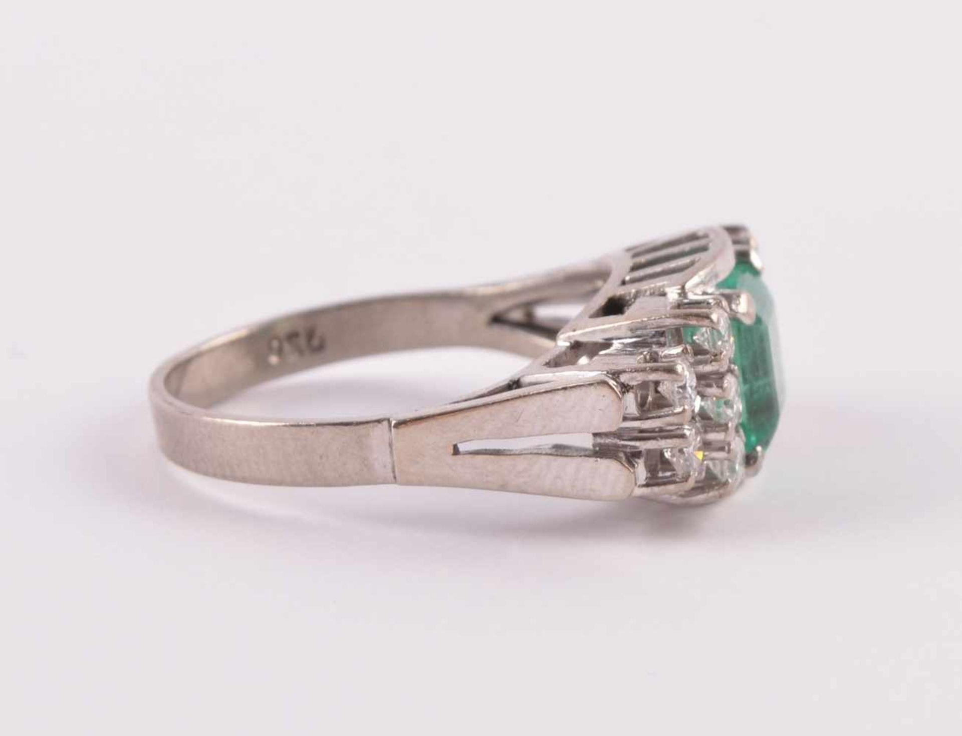 Smaragd-Brillantring750/000 WG, Smaragd ca. 1,50 ct, Brillant ca. 1,00 ct, lupenrein weiß, - Bild 3 aus 6