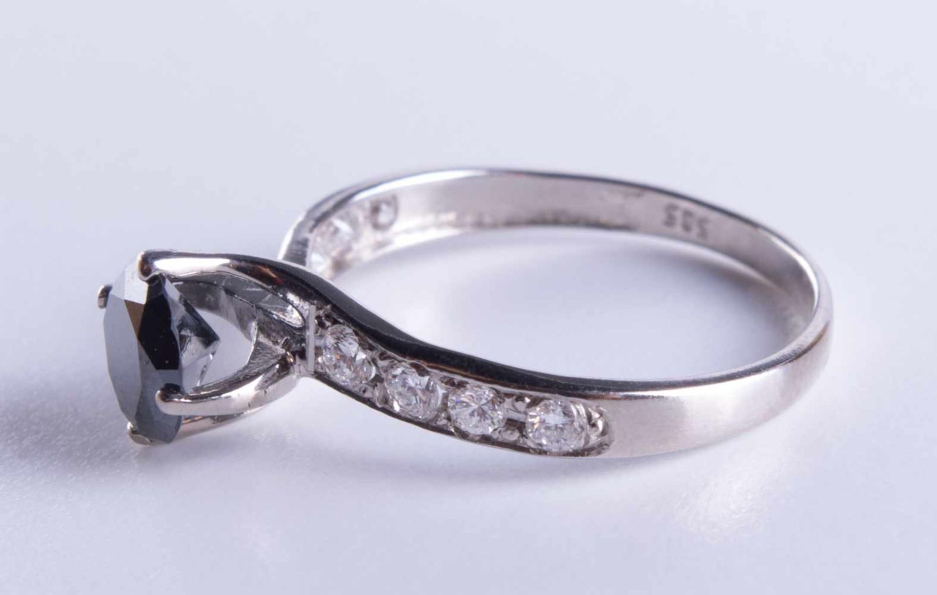 Brillant-RingWG 585/000,schwarzer Solitär 1,04 ct, 8 weitere kleine Brillanten zusammen 0,33 ct, - Bild 5 aus 6