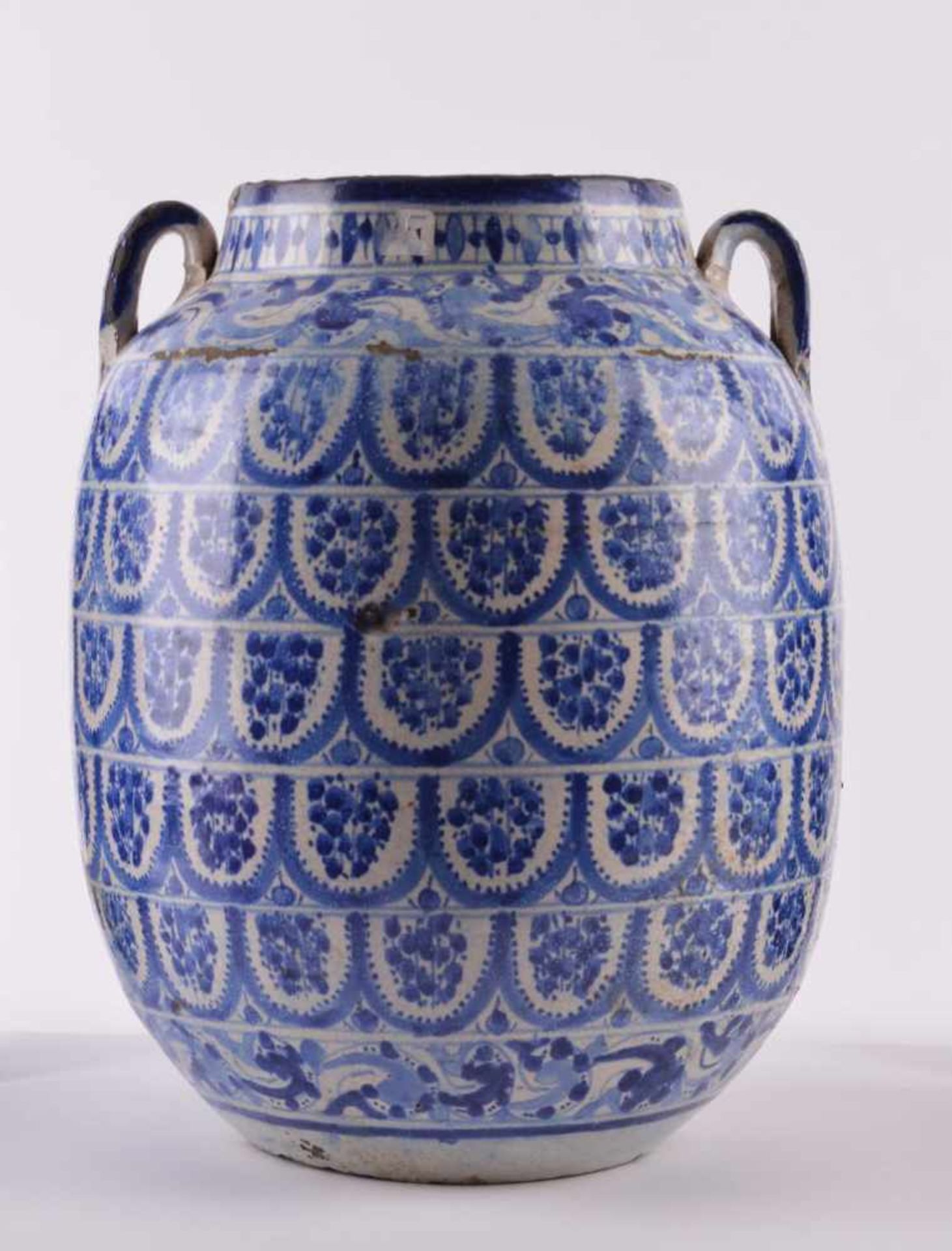 Vase wohl Persien 19. Jhd oder älterumlaufend mit blau-weißem Dekor verziert, glasiert, einige