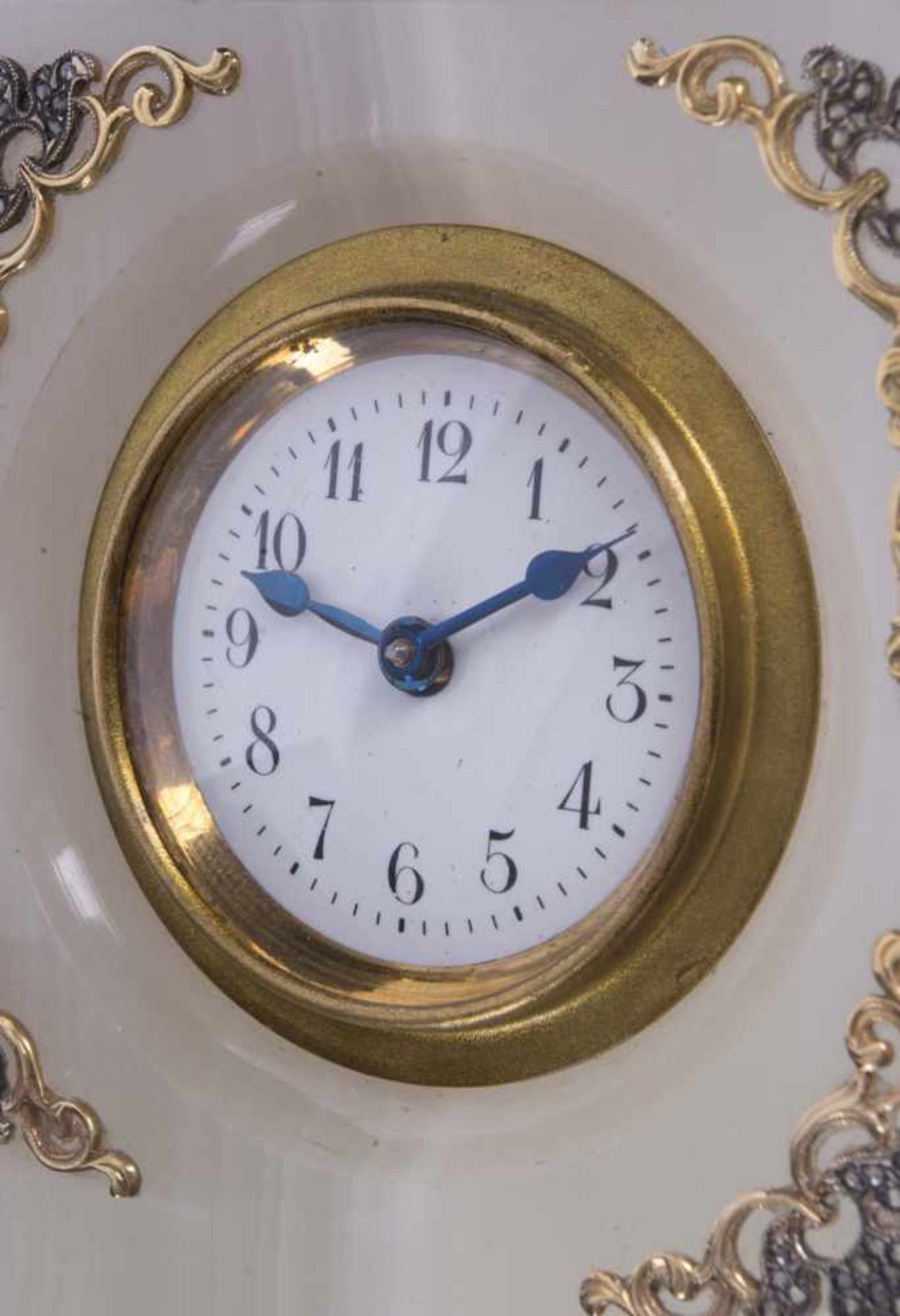 Uhr Russland um 1900Onyx-Gehäuse, mit vergoldeten Silber-Applikationen, besetzt mit Diamantrosen und - Bild 5 aus 6