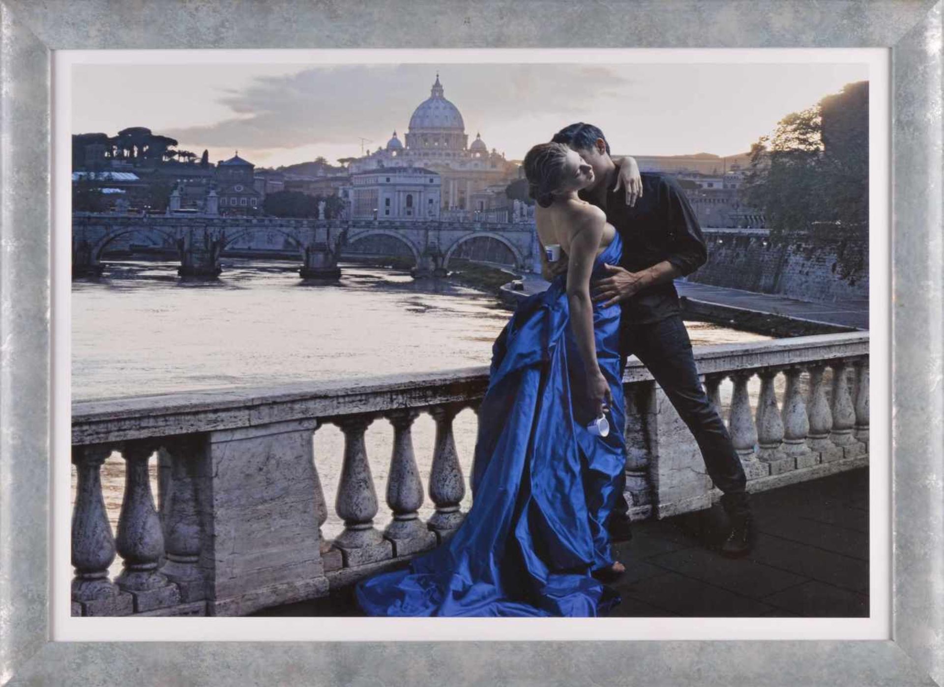 Annie LEIBOVITZ (1949)"Paar auf der Tiberbrücke in Rom"Fotografie, farbiger Digitalprint, 38 cm x - Bild 2 aus 4