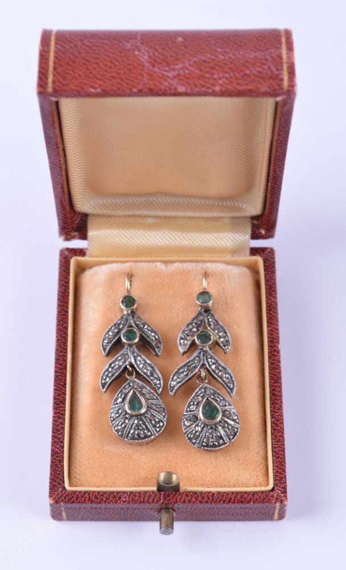 Paar Ohrhänger RusslandGold 56 Zolotnik und Silber, besetzt mit kleinen Diamanten im Altschliff je 3 - Bild 5 aus 5