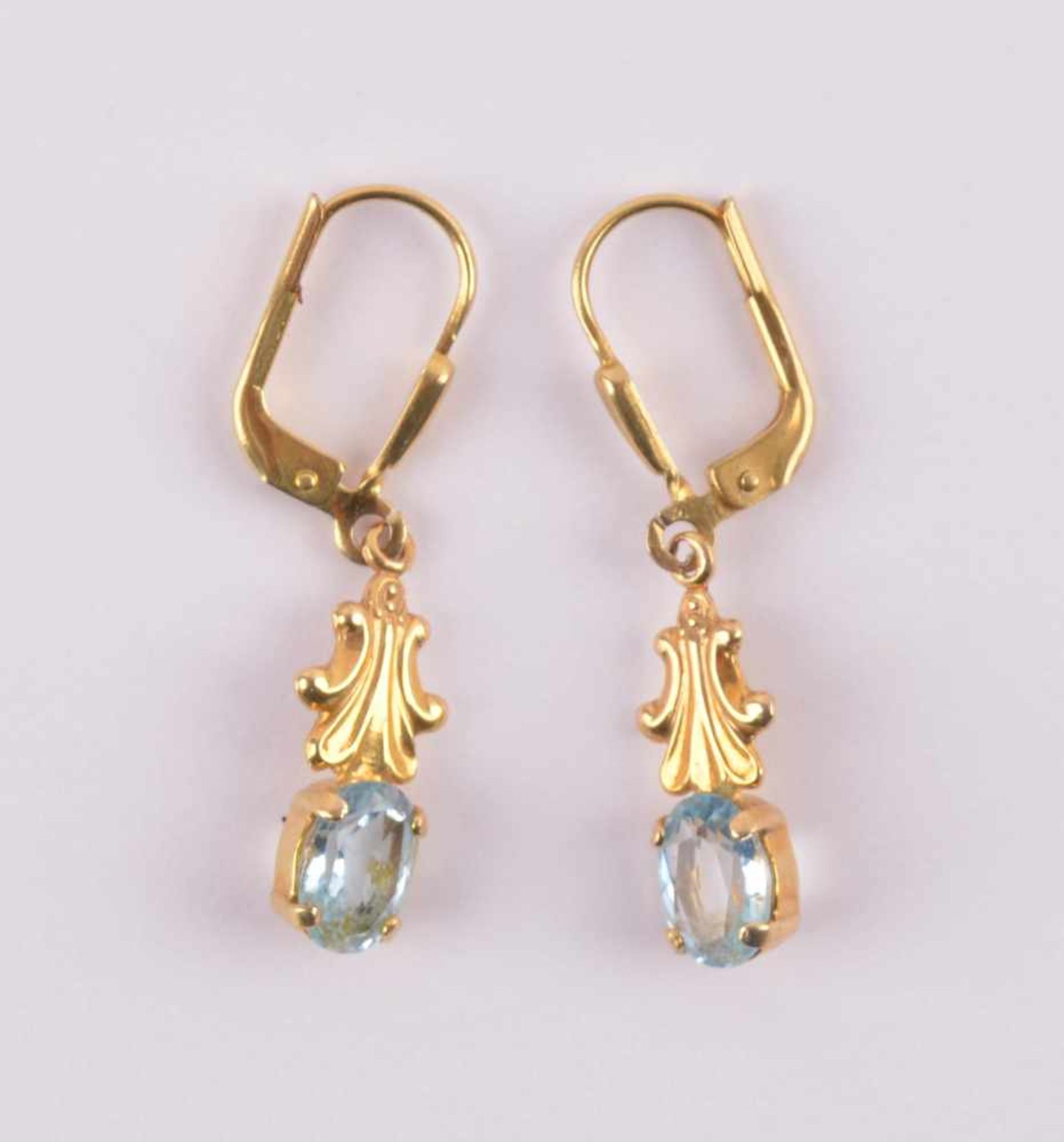 Paar Ohrhänger333/000 GG, mit blauem Stein, ca. 1,8 g, L: ca. 28 mmPair of earrings333/000 yellow