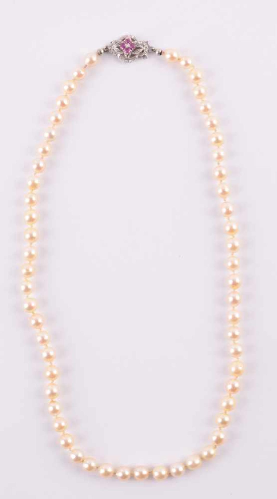 PerlenketteØ 5-6 mm, mit 750/000 WG Verschluß, L: ca. 48 cmPearl necklaceØ 5-6 mm, with 750/000