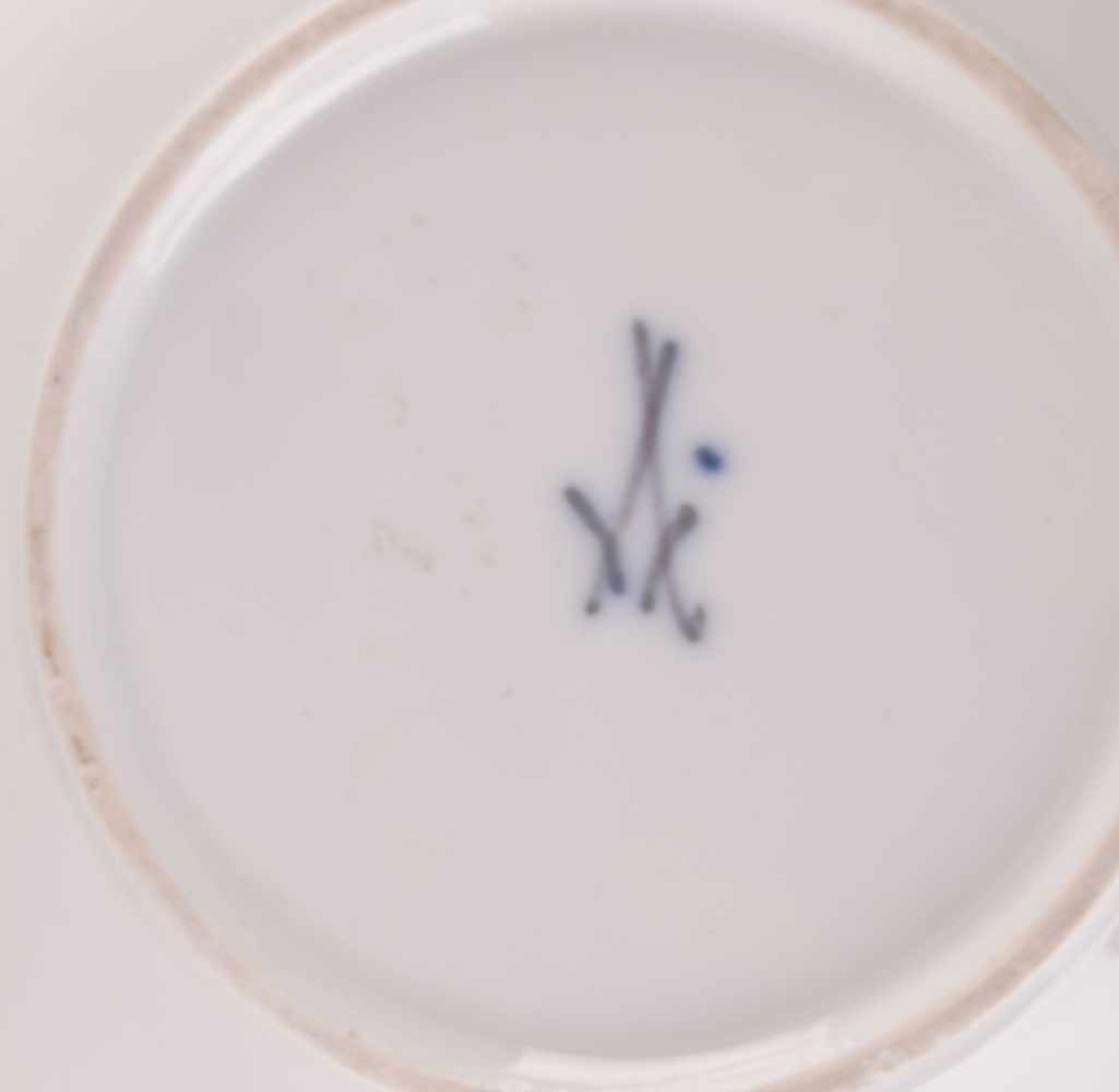 Kaffeetasse Meissen 18. Jhd.am Rand mit Schuppendekor, im Spiegel der Untertasse und schauseitig auf - Bild 5 aus 5