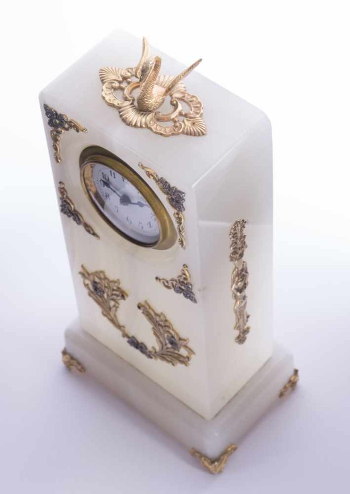 Uhr Russland um 1900Onyx-Gehäuse, mit vergoldeten Silber-Applikationen, besetzt mit Diamantrosen und - Bild 4 aus 6