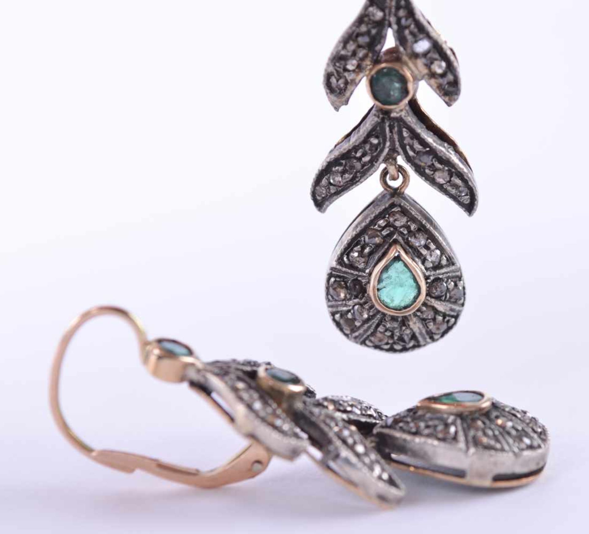 Paar Ohrhänger RusslandGold 56 Zolotnik und Silber, besetzt mit kleinen Diamanten im Altschliff je 3 - Bild 2 aus 5