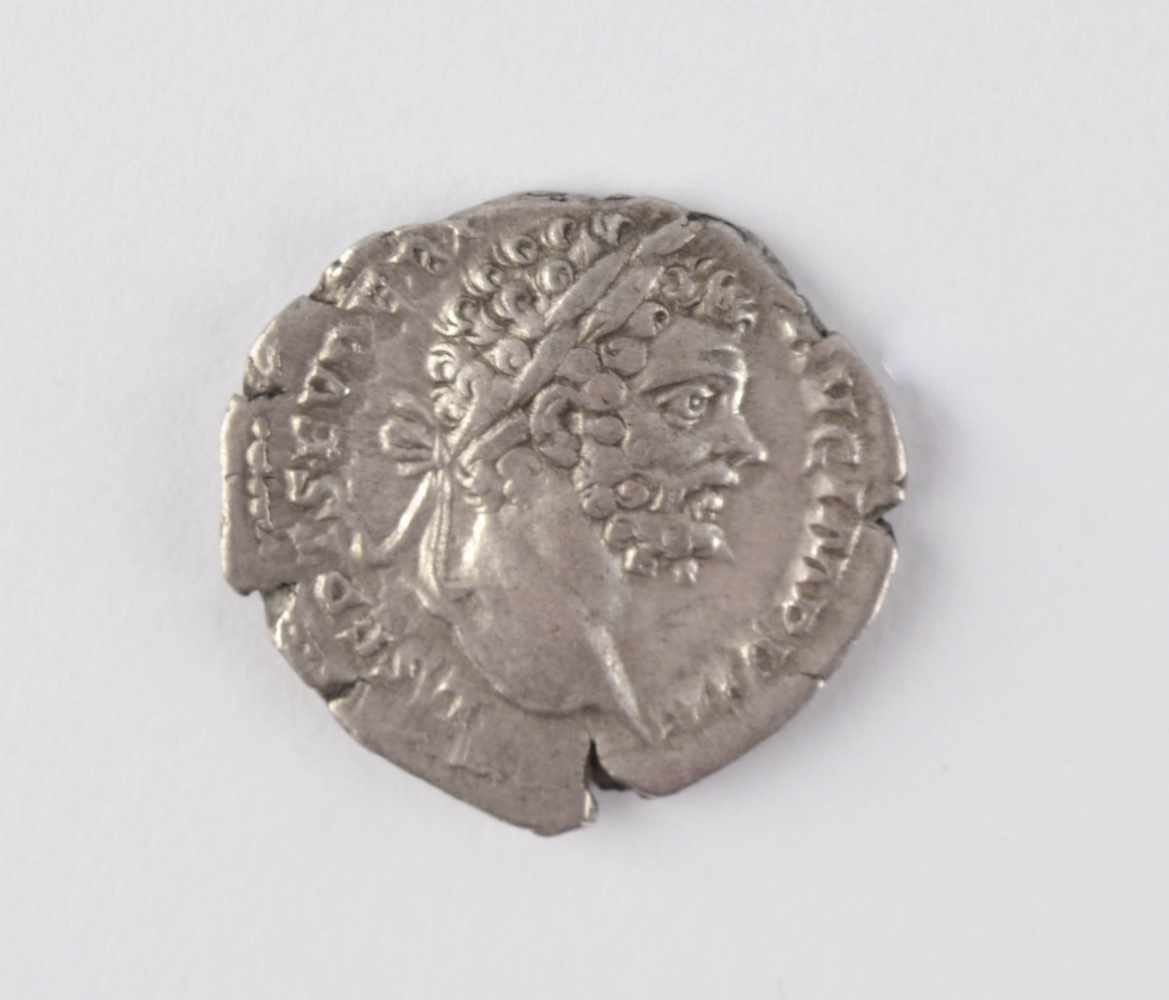 Septimus Severus 193-211Denar, avers geprägt in Rom im Jahr 196 n.Chr., revers Victoria nach